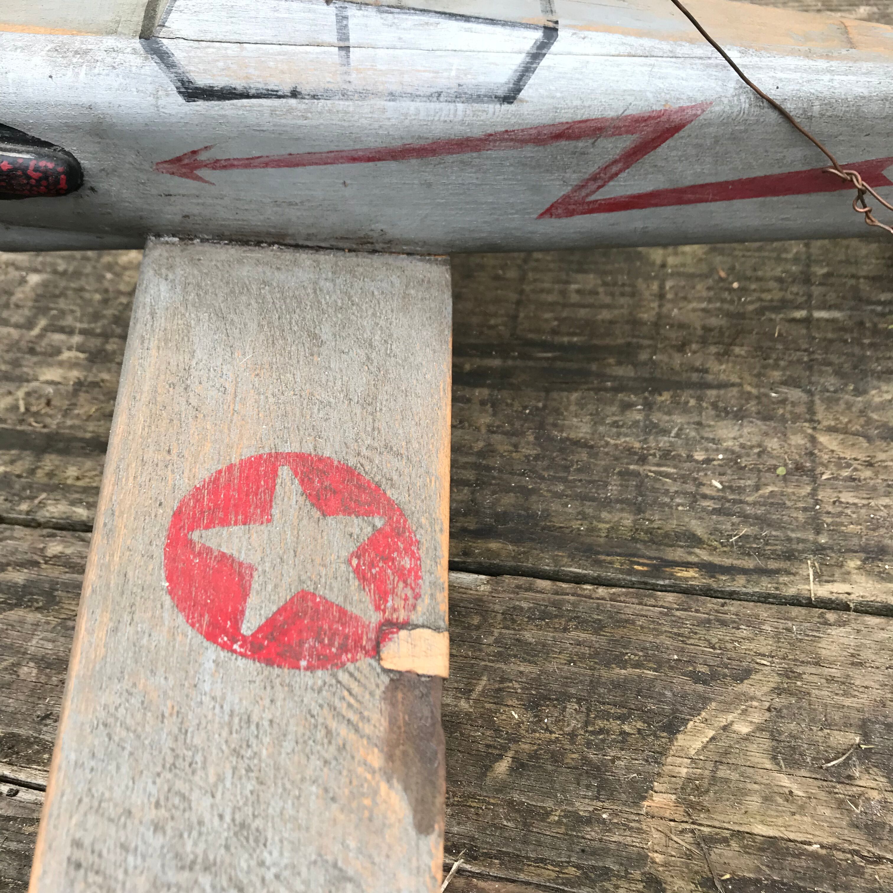 Avion jouet en bois vintage