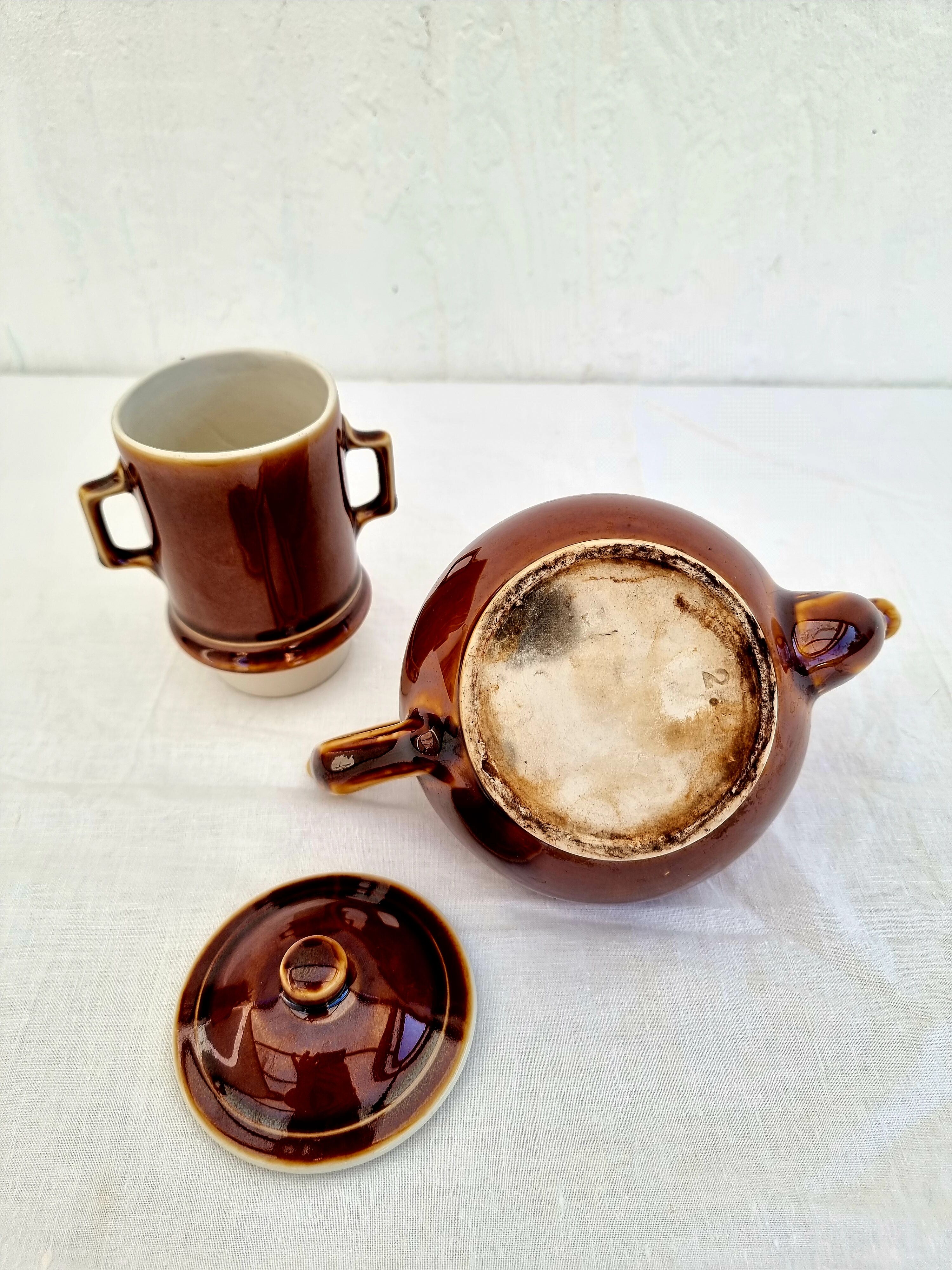 Cafetière en céramique marron vintage