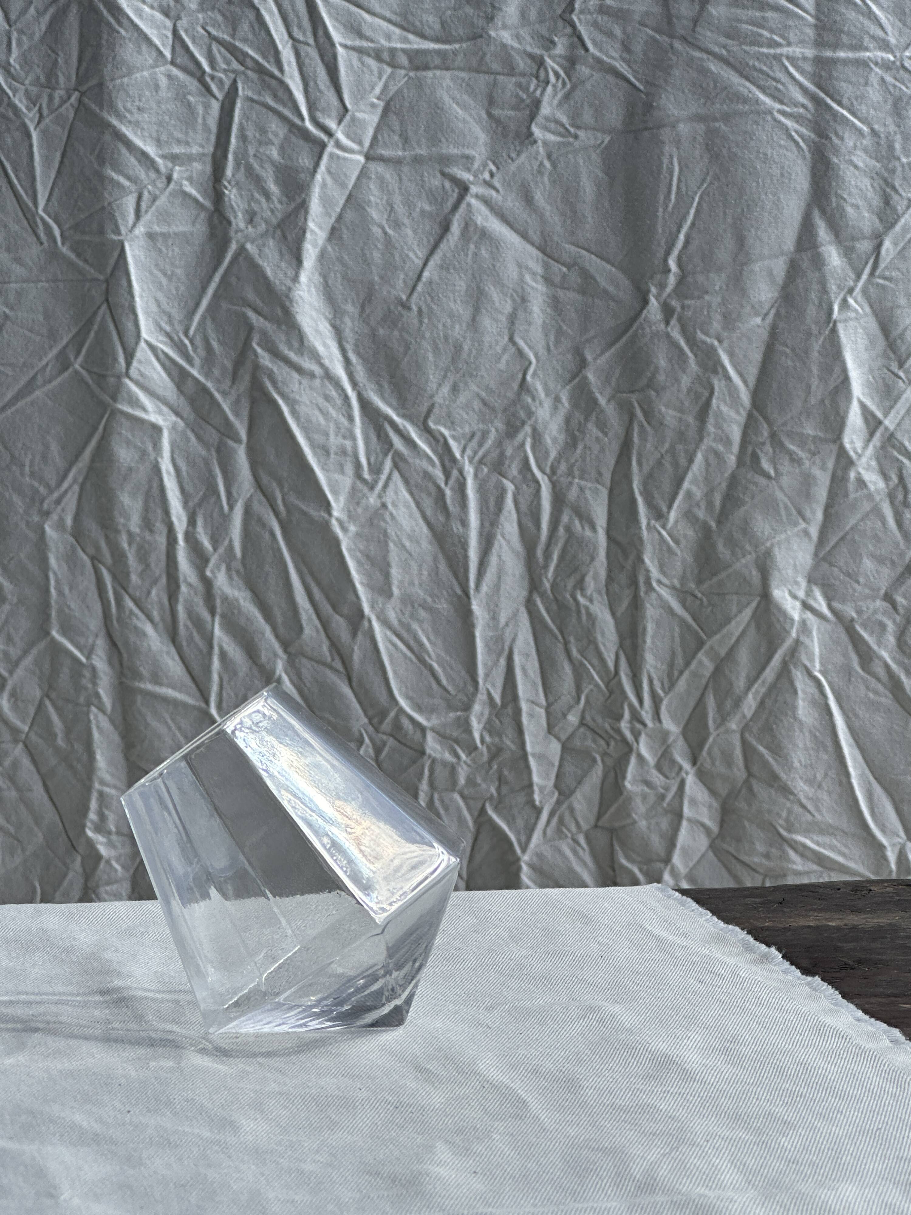 Small geometric carafe with diamond-shaped stopper and its 4 glasses