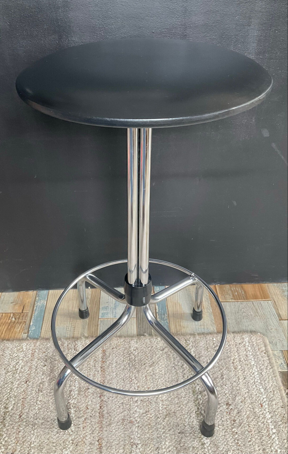 Tabouret vintage tubulaire chromé et simili noir