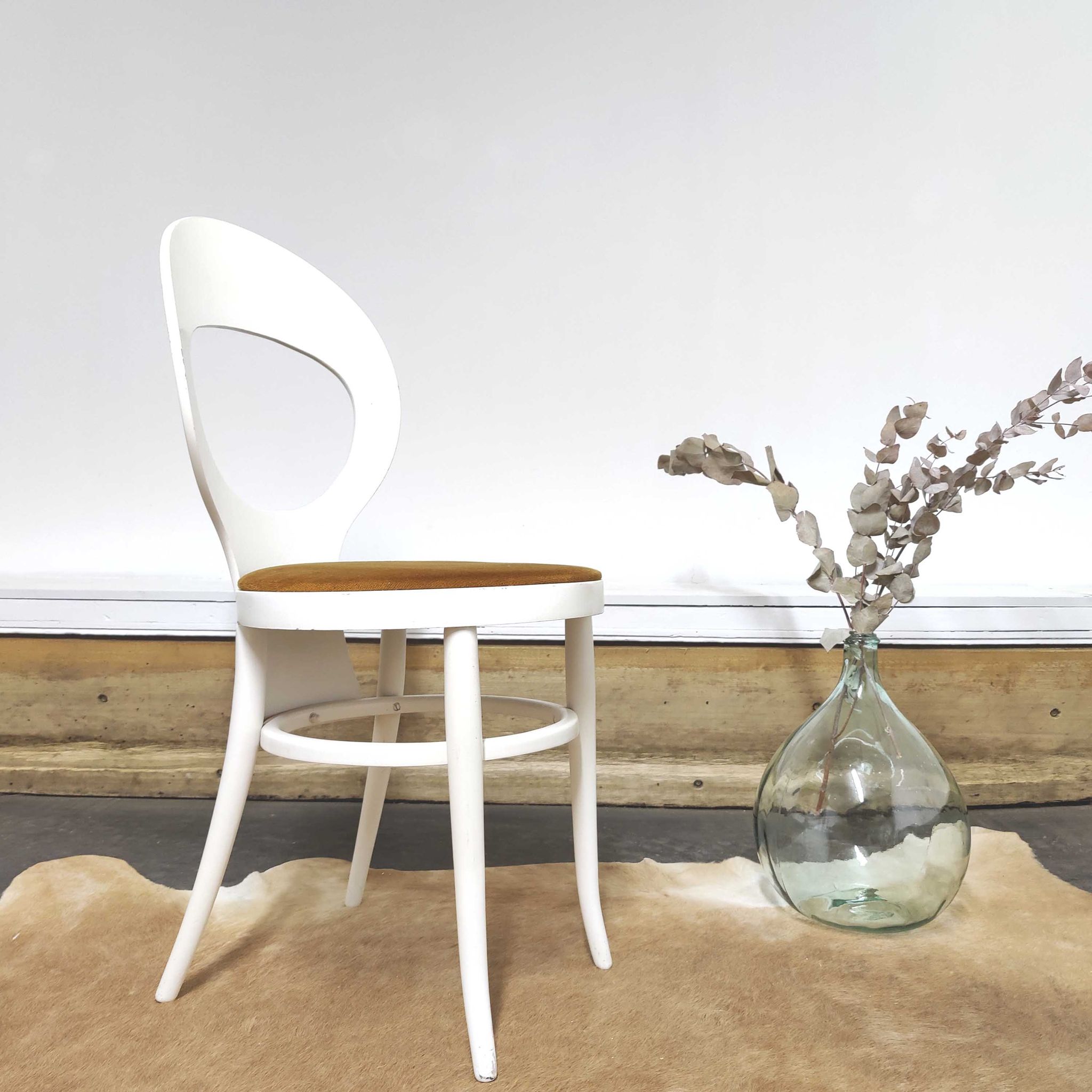 Chaise baumann bistrot mouette en bois blanc et velours jaune