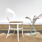 Chaise baumann bistrot mouette en bois blanc et velours jaune