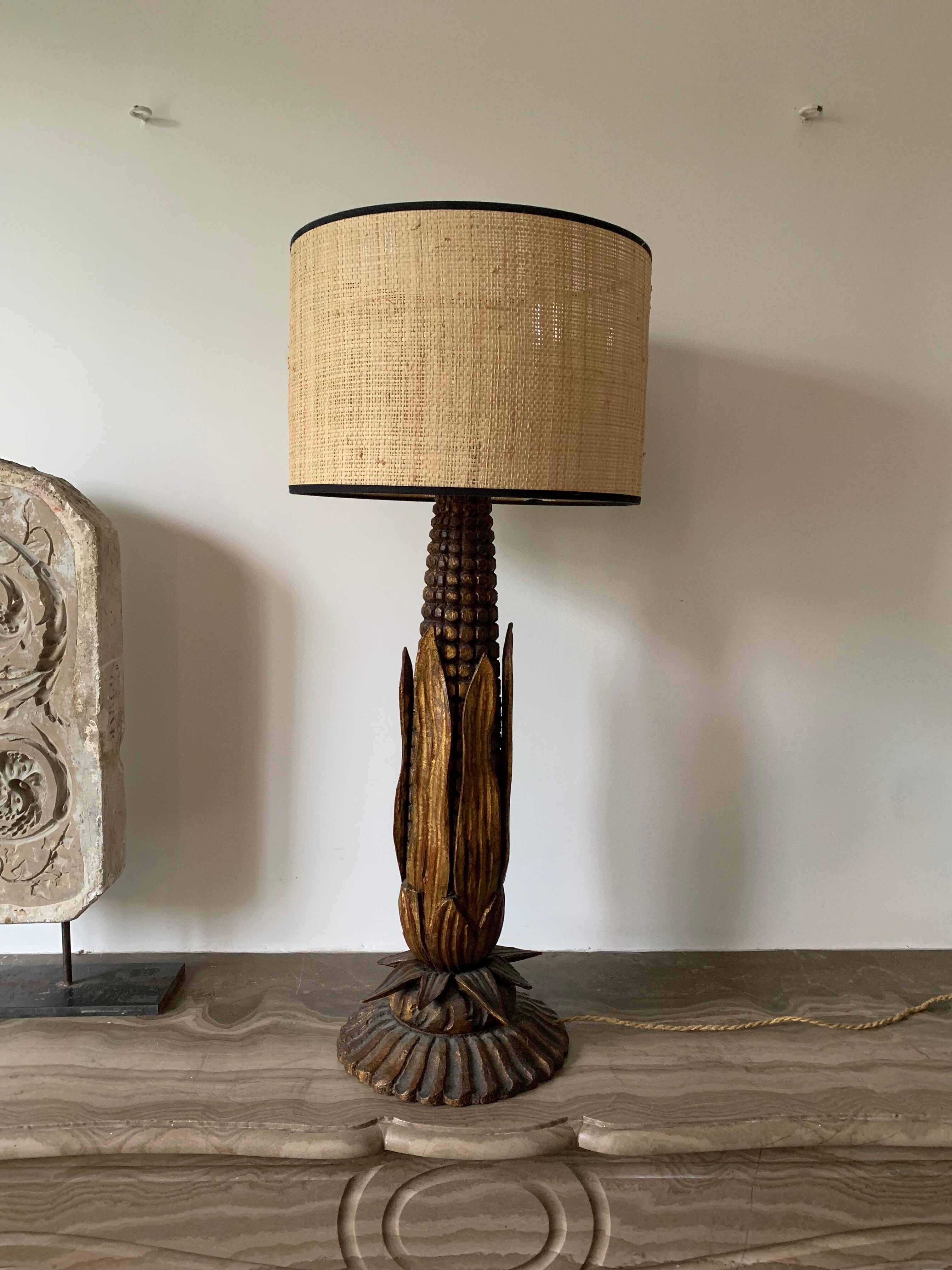 Golden-footed lamp in the shape of a mais