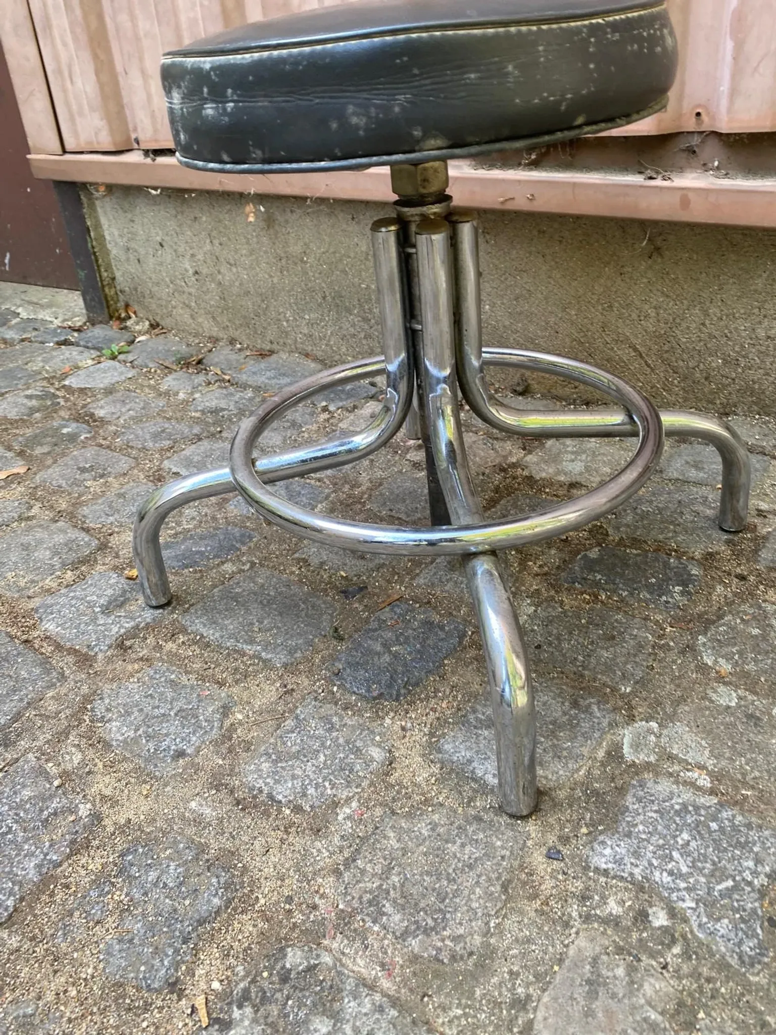 Vintage low swivel stool in chrome steel from the 1970s.