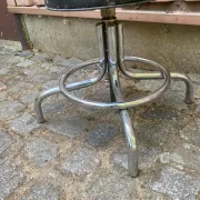 Vintage low swivel stool in chrome steel from the 1970s.