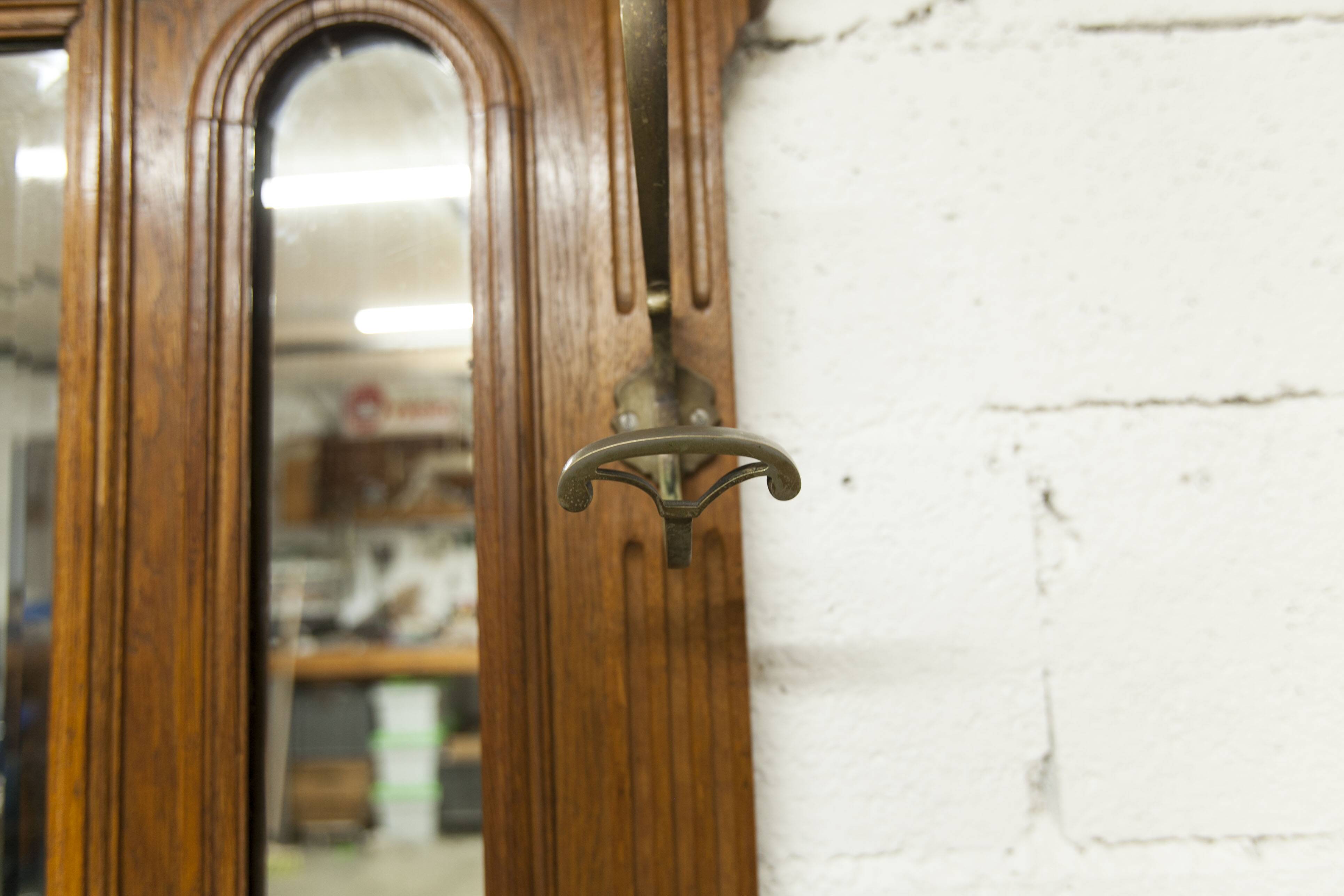 Vestiaire Napoléon III en noyer fin 19e, 3 miroirs, marbre, 8 patères