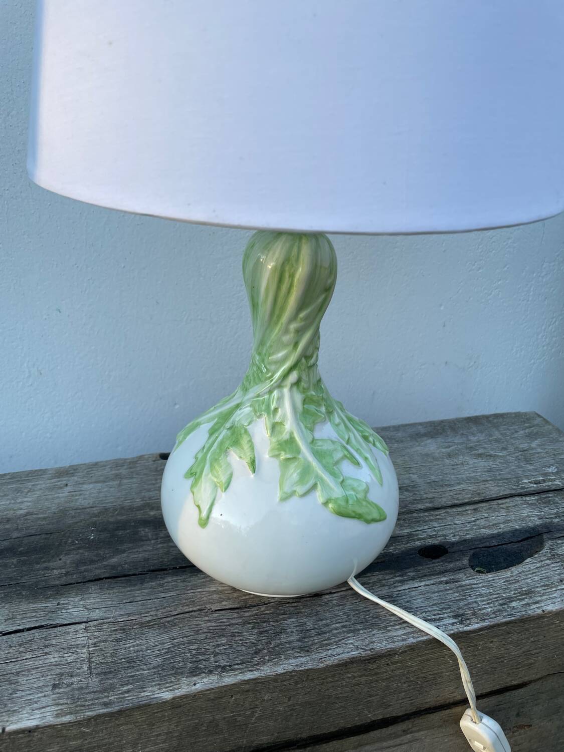 White ceramic lamp with foliage decoration