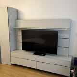 Low furniture, paneling and two-column Globo composition by Roche Bobois.