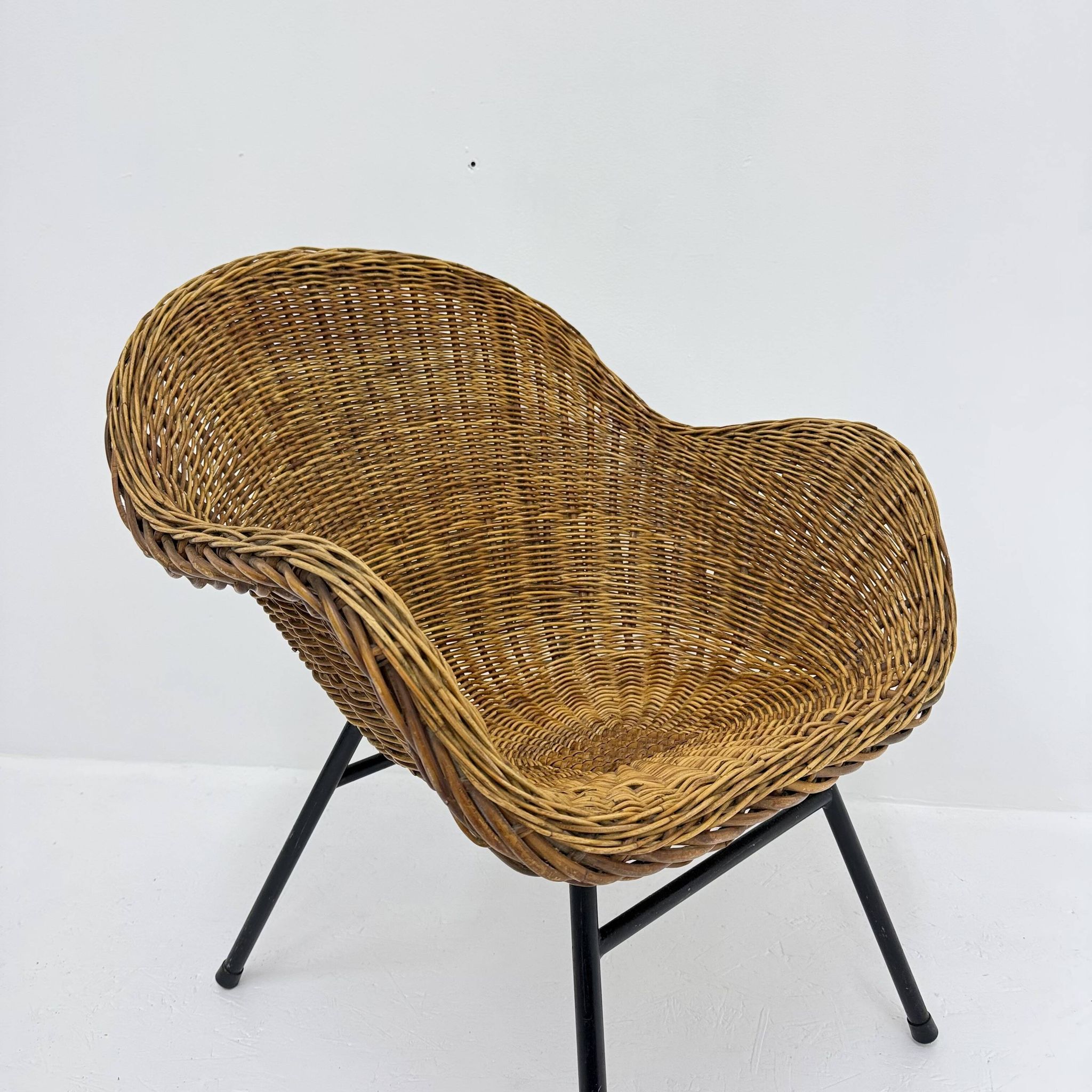 Chaise en osier de style mid-century, années 1950.