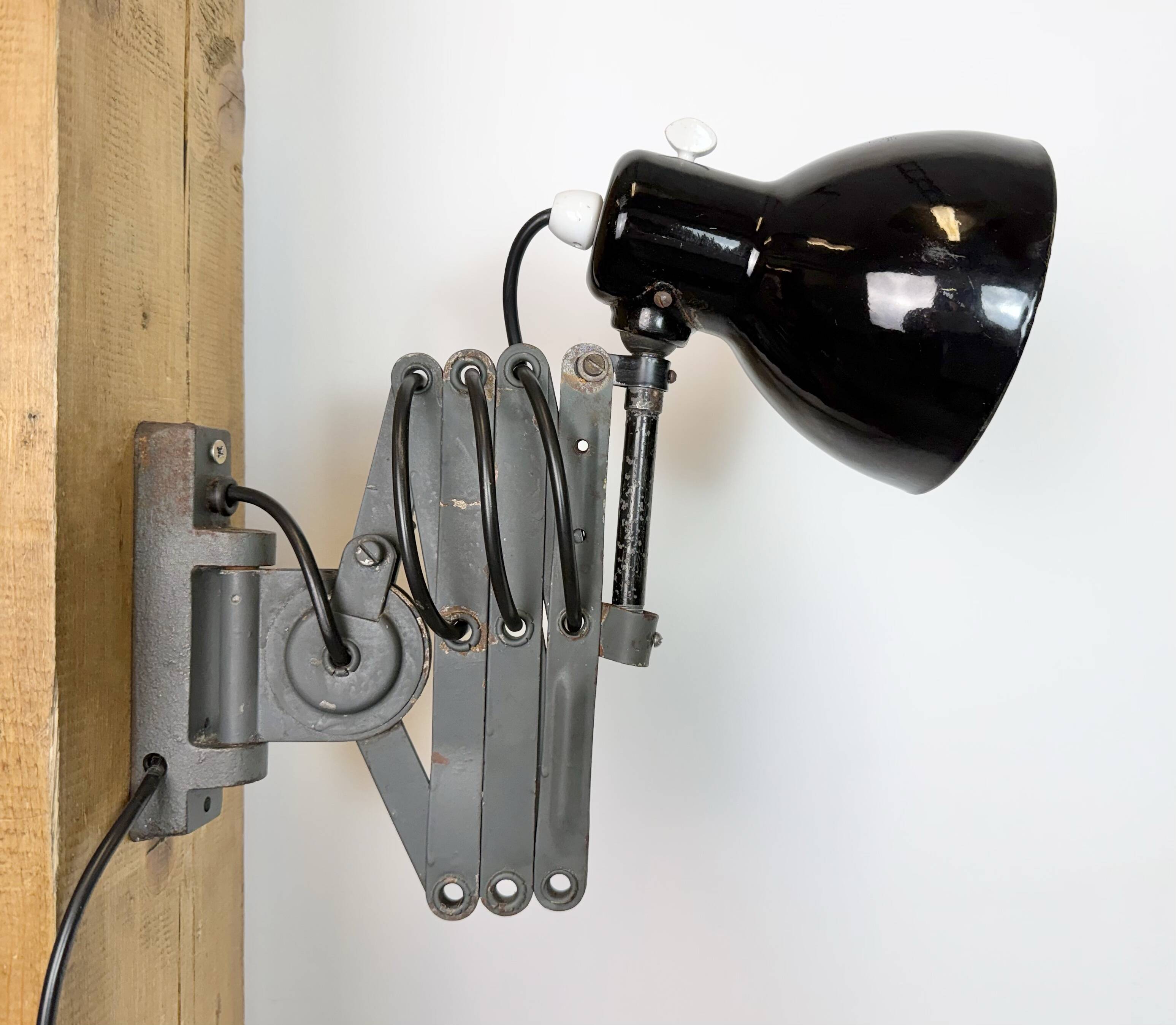 Lampe murale à ciseaux en émail noir industriel, années 1950