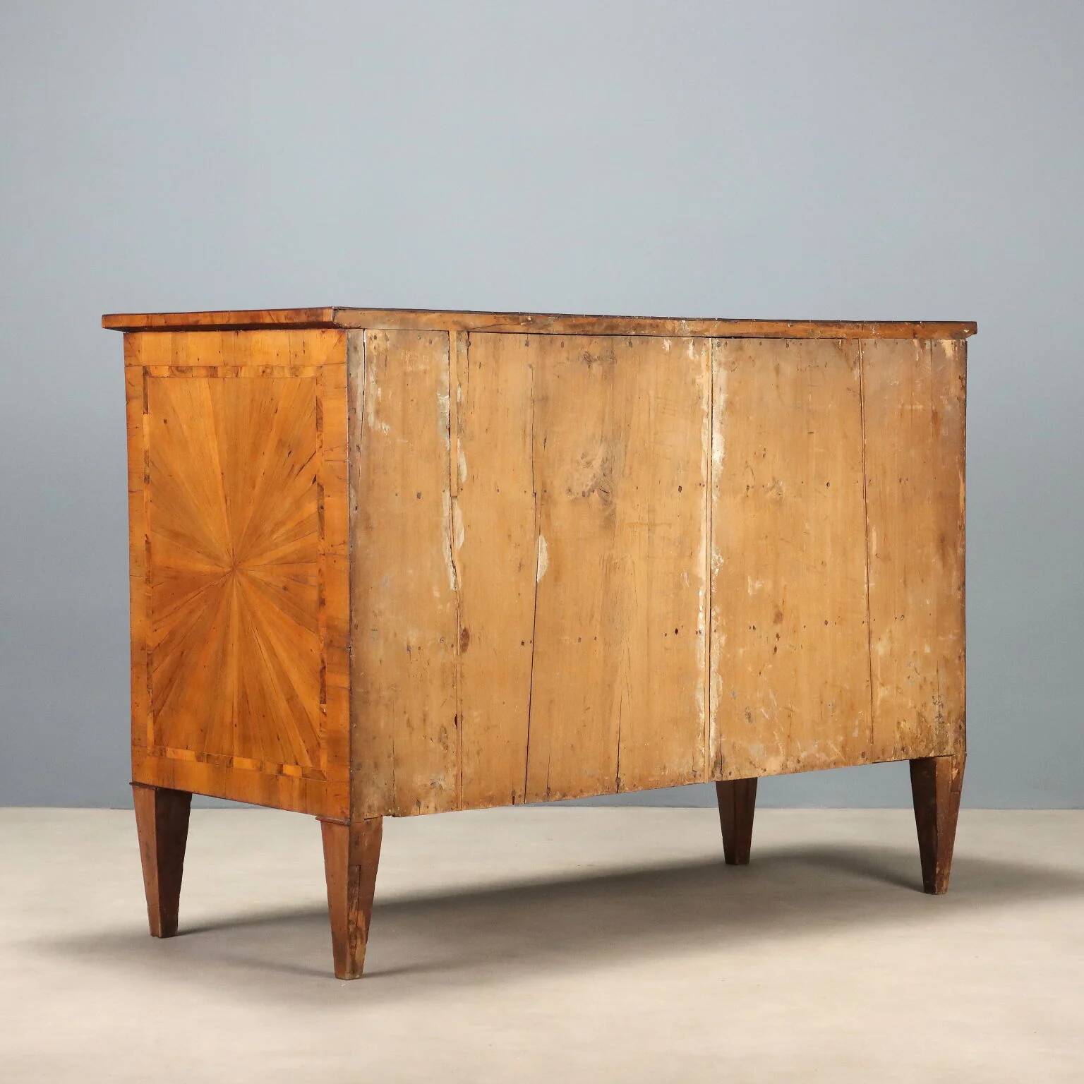 Neoclassical commode in walnut and burl.