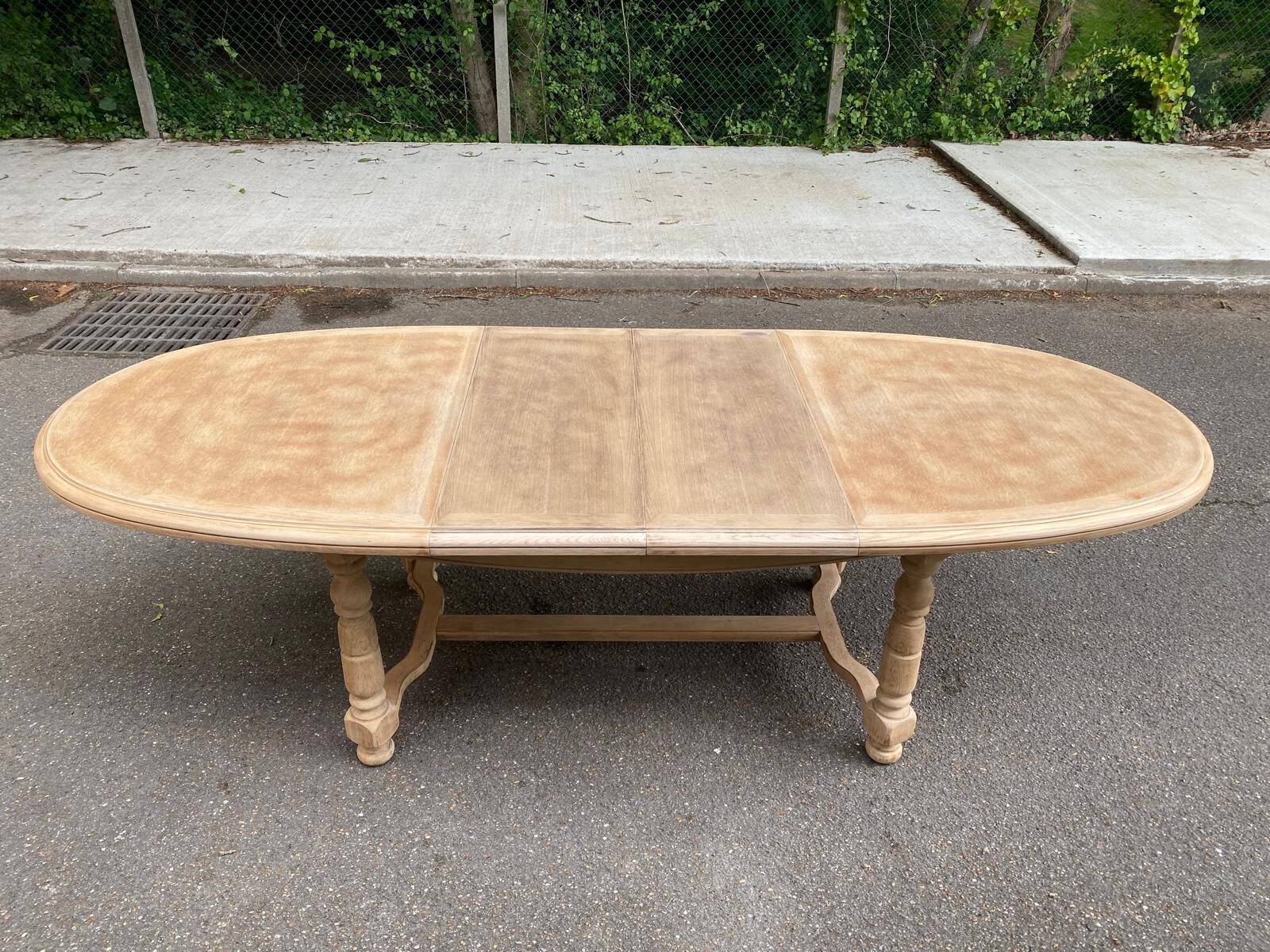 Table à manger de ferme ronde ovale extensible rénovée en bois brut 260cm