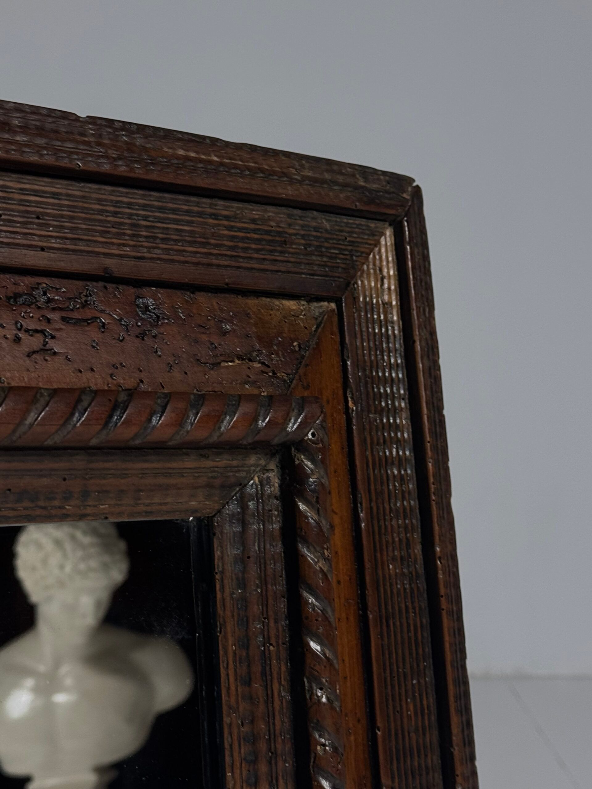 Miroir à cadre ondulé du XVIIIe siècle