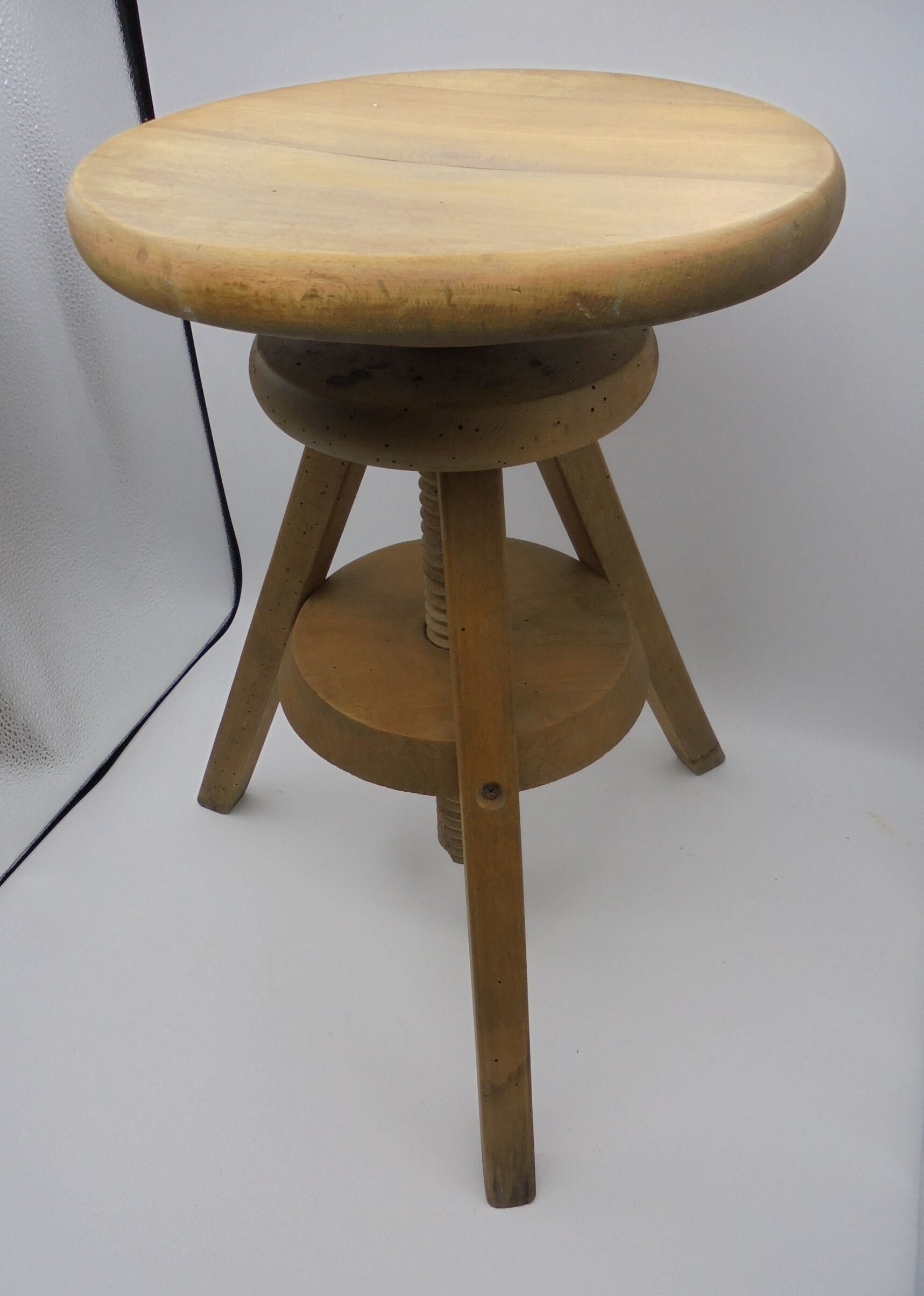 Stool with screw