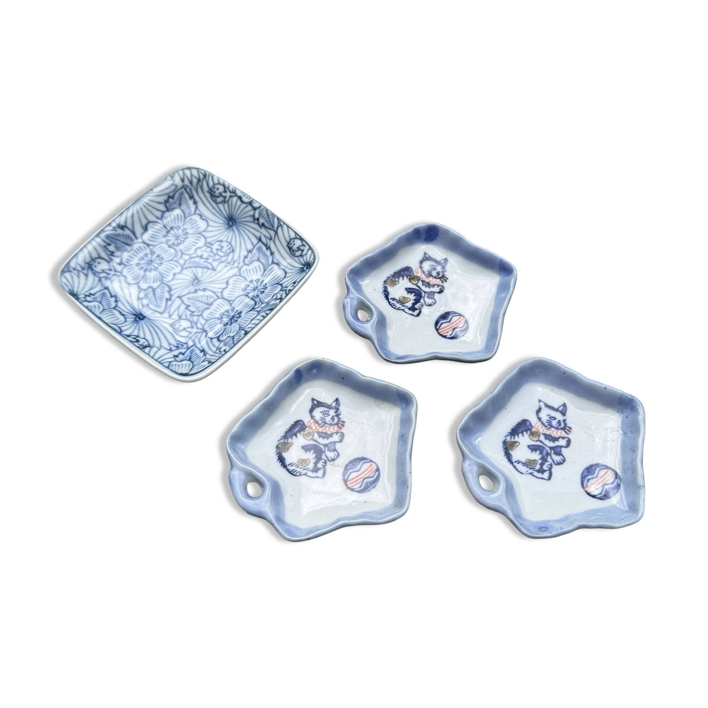 Set of 4 antique Showa period Japanese bowls, adorable.