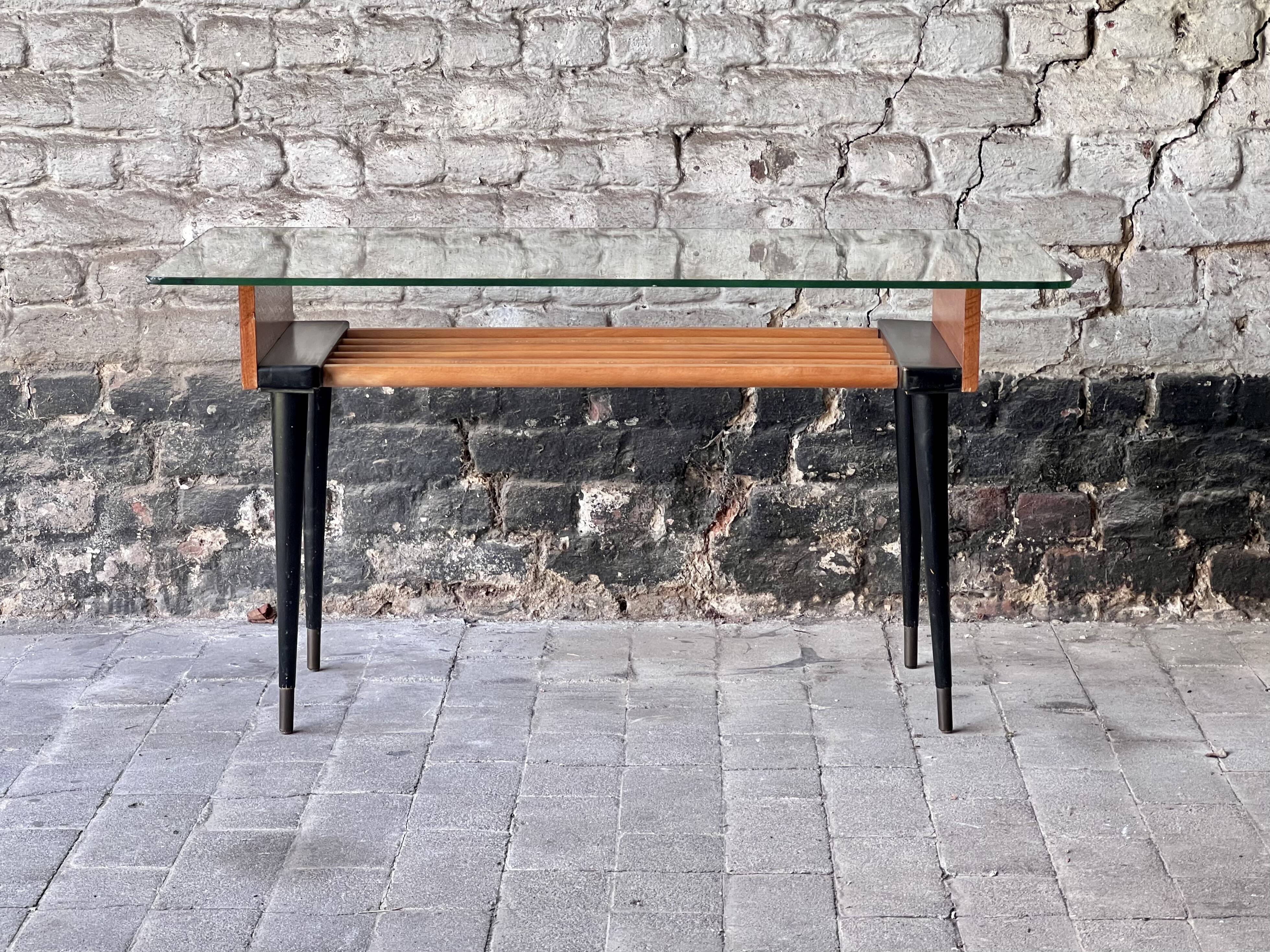 Table d'appoint en bois et verre