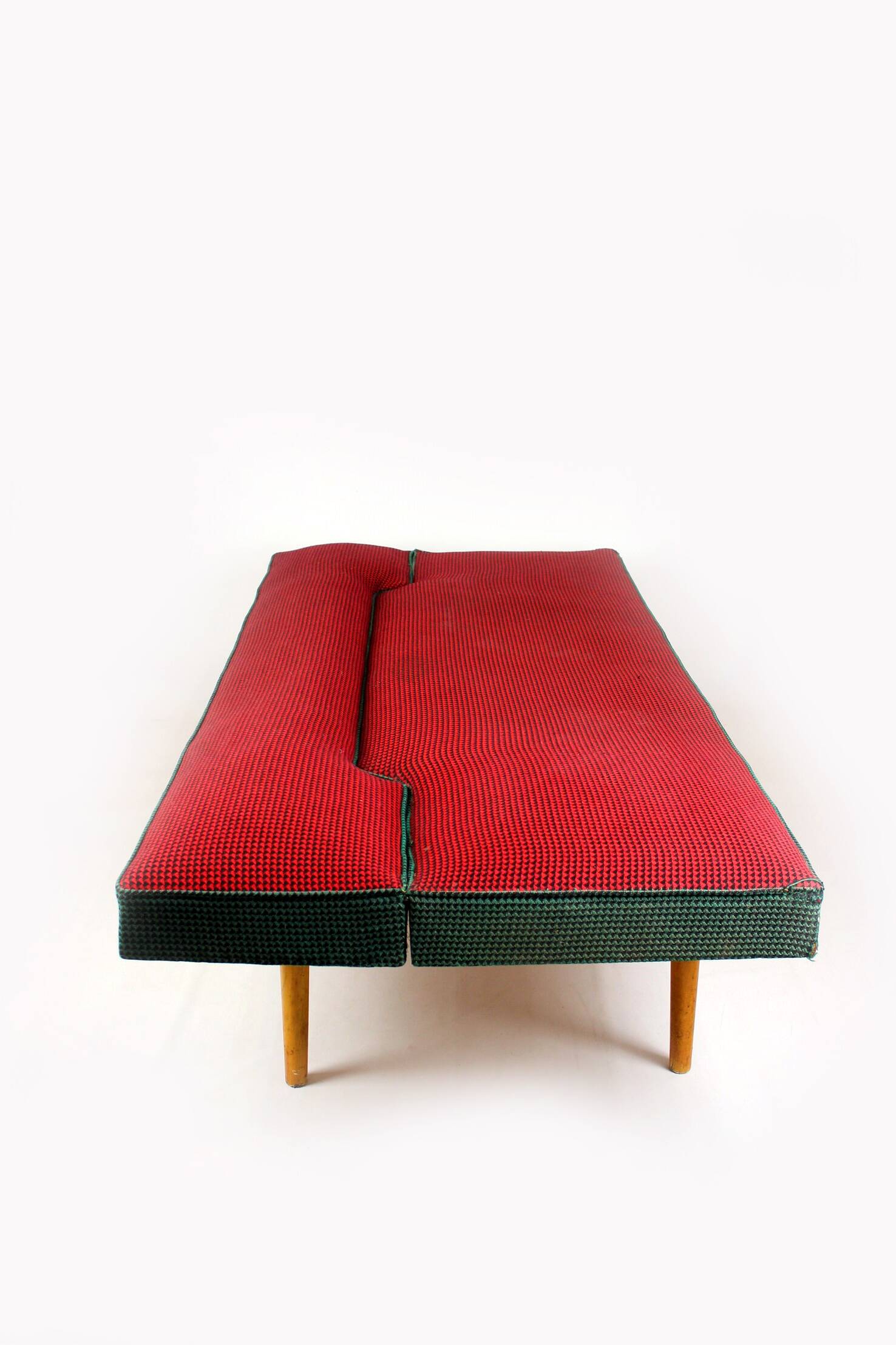Canapé attribué à Miroslav Navratil pour Drevopodnik Brno, années 1960.