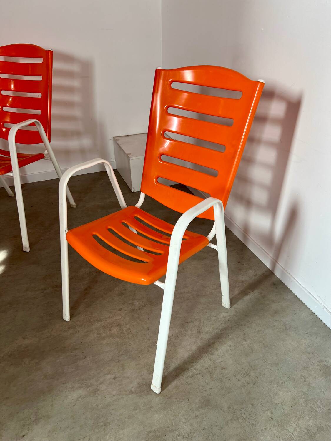 Lot de 4 chaises extérieur intérieur orange plastique et métal vintage années 70 jardin
