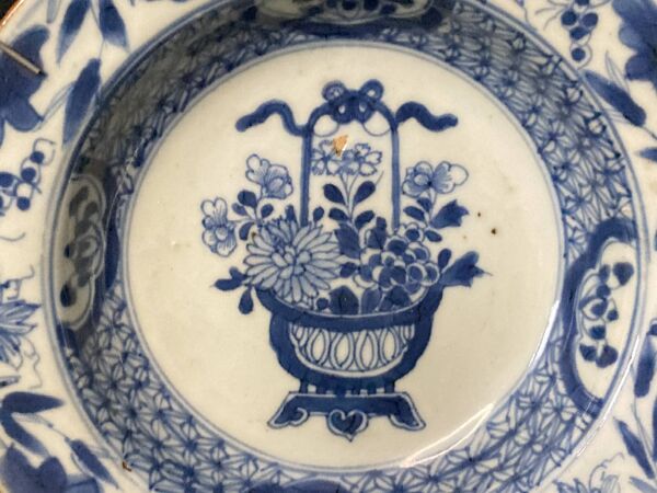 Chine, assiette creuse porcelaine blanc bleu XVIIIème