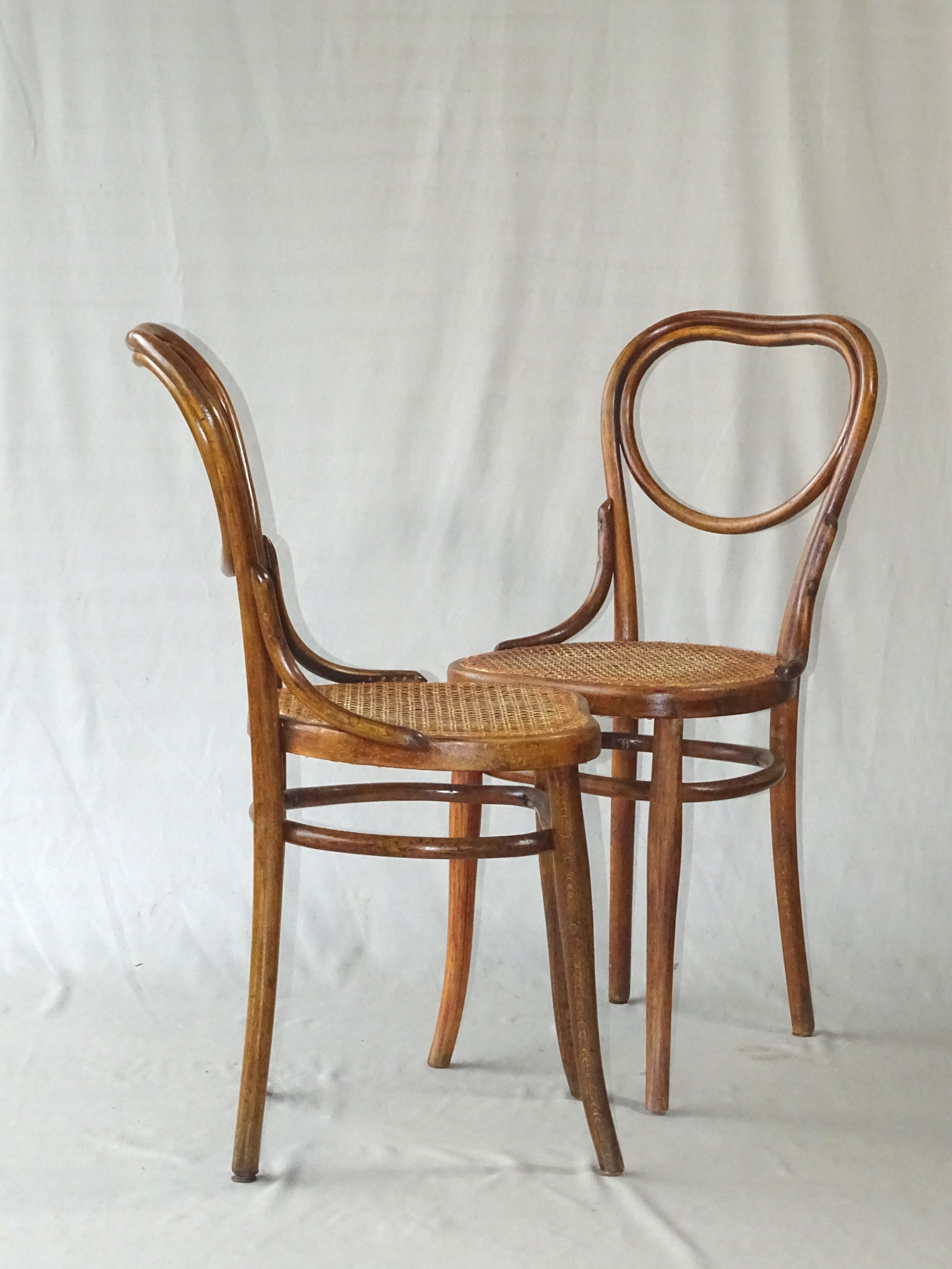 Chaises Thonet n°28 de 1900 cannées " cœur"