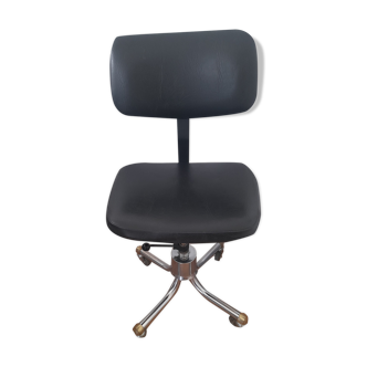 Swivel office chair