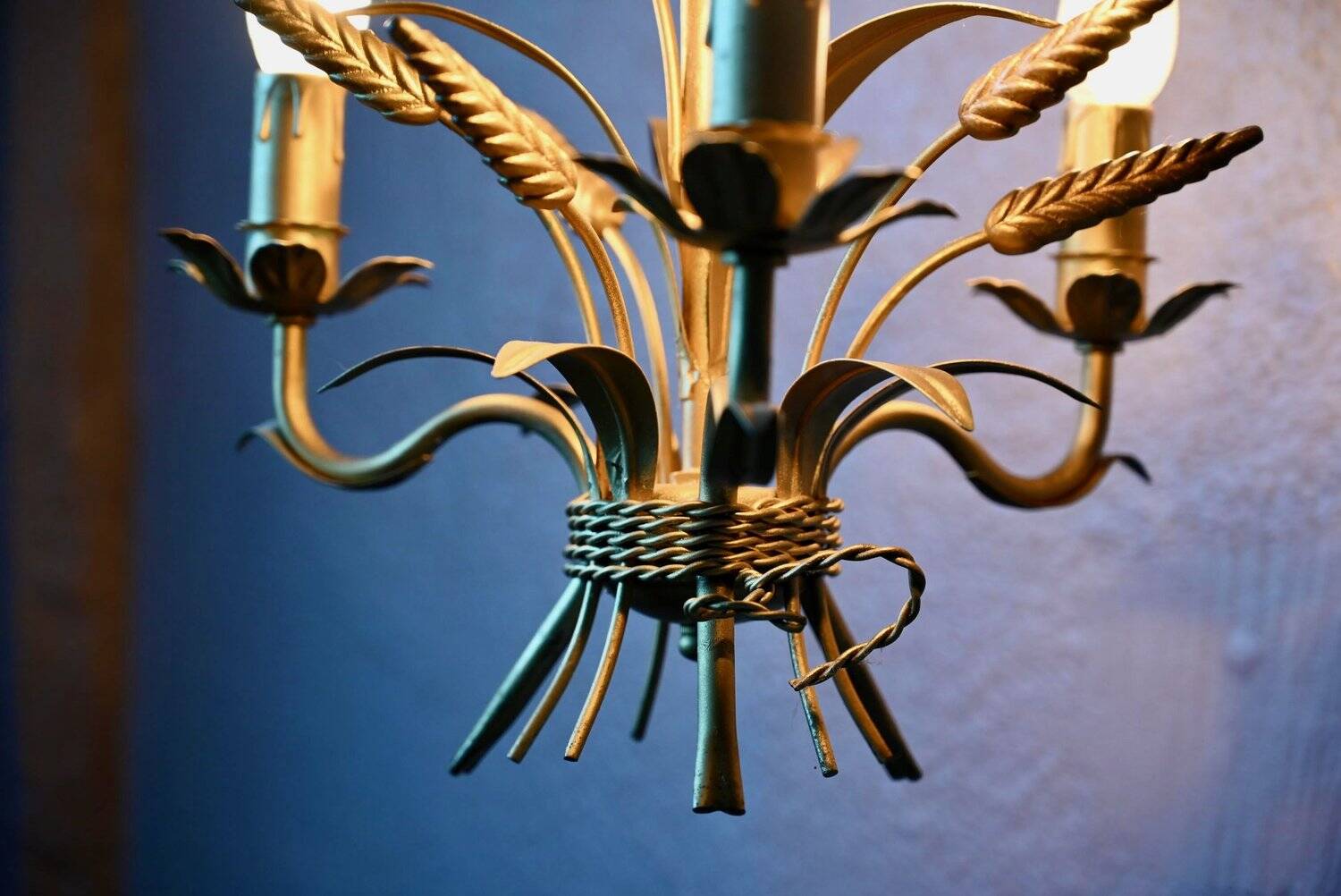 Vintage wheat spike chandelier in gold metal, 3 lights, 1970s Hollywood Regency.