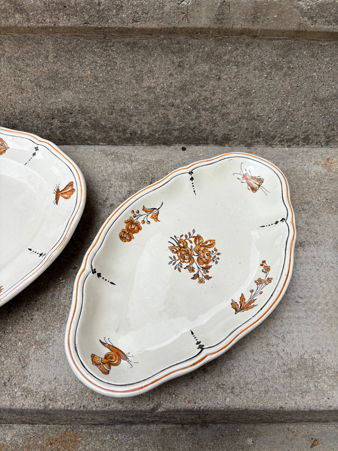 Duo of old plates Condé Longchamp – Terre de Fer, floral decoration & in