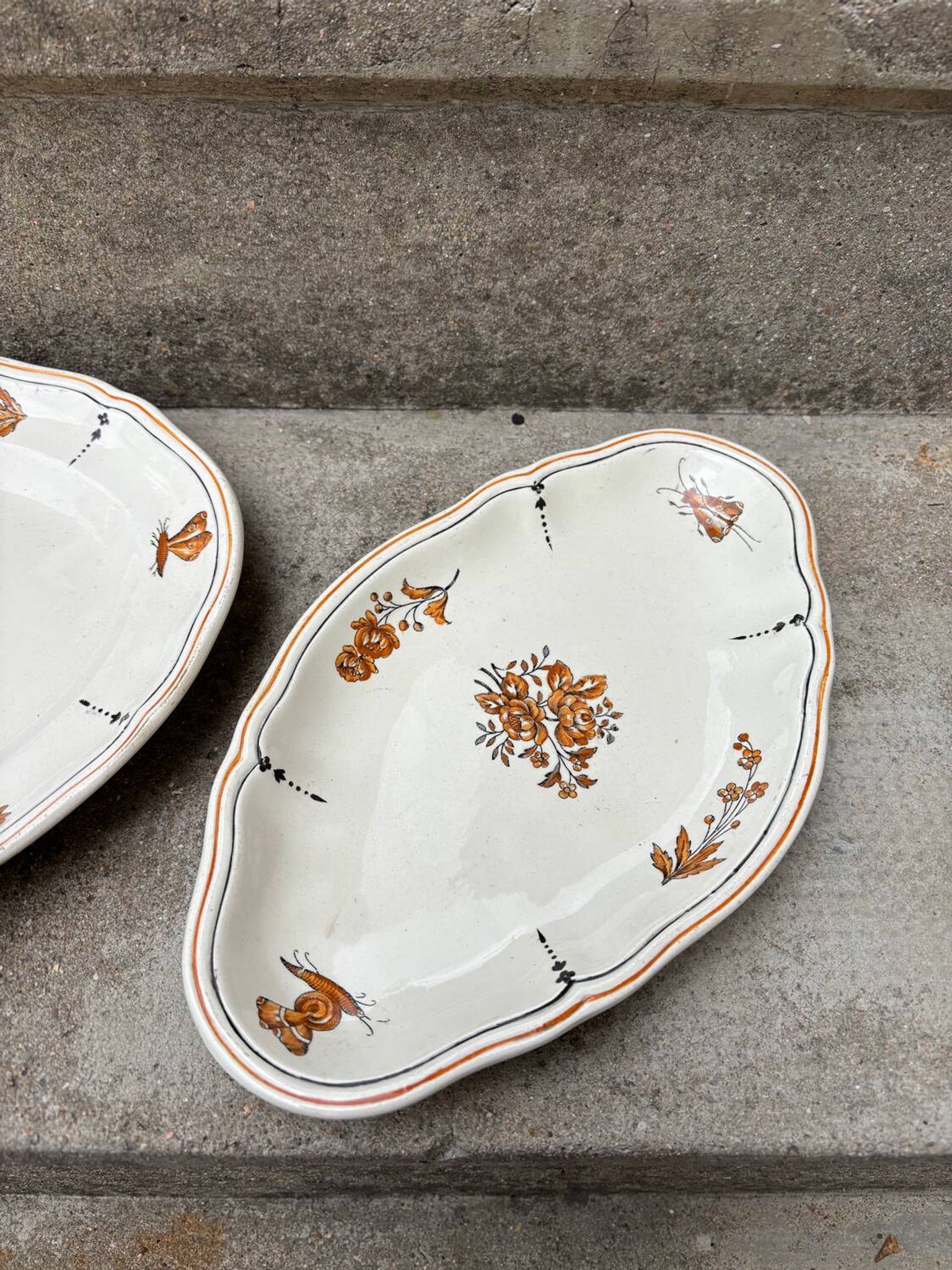 Duo of old plates Condé Longchamp – Terre de Fer, floral decoration & in
