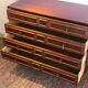 Commode vintage avec moulures contrastées arrondies
