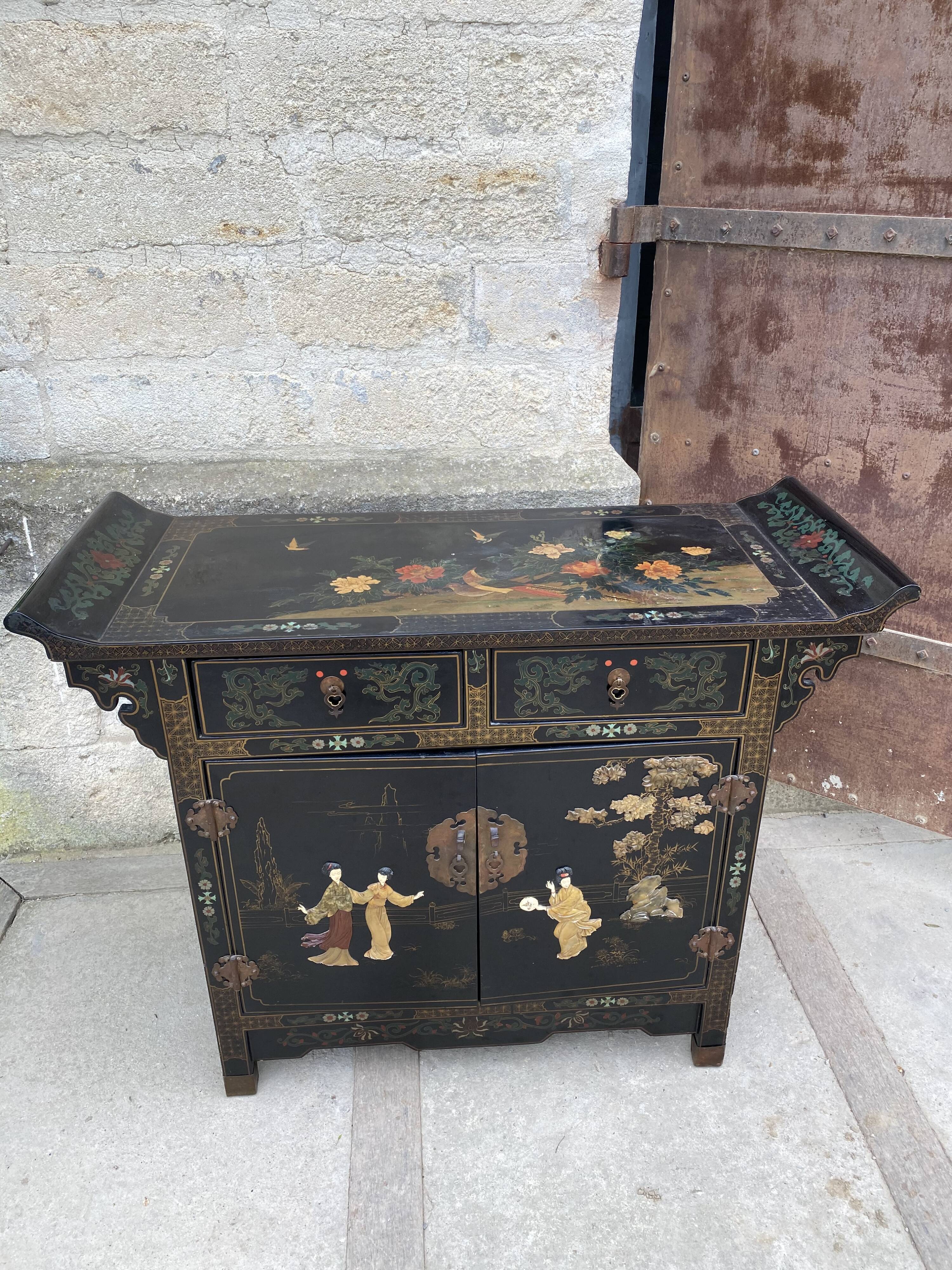 Chinese furniture console 1960 lase wood