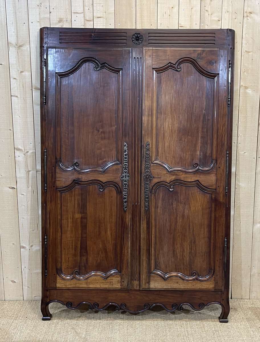 Louis XV cabinet façade in nineteenth century walnut.