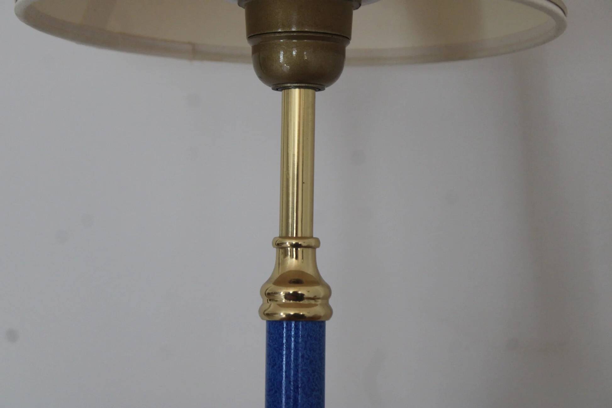 Pair of blue and gold bedside lamps with cream shades – H38 cm