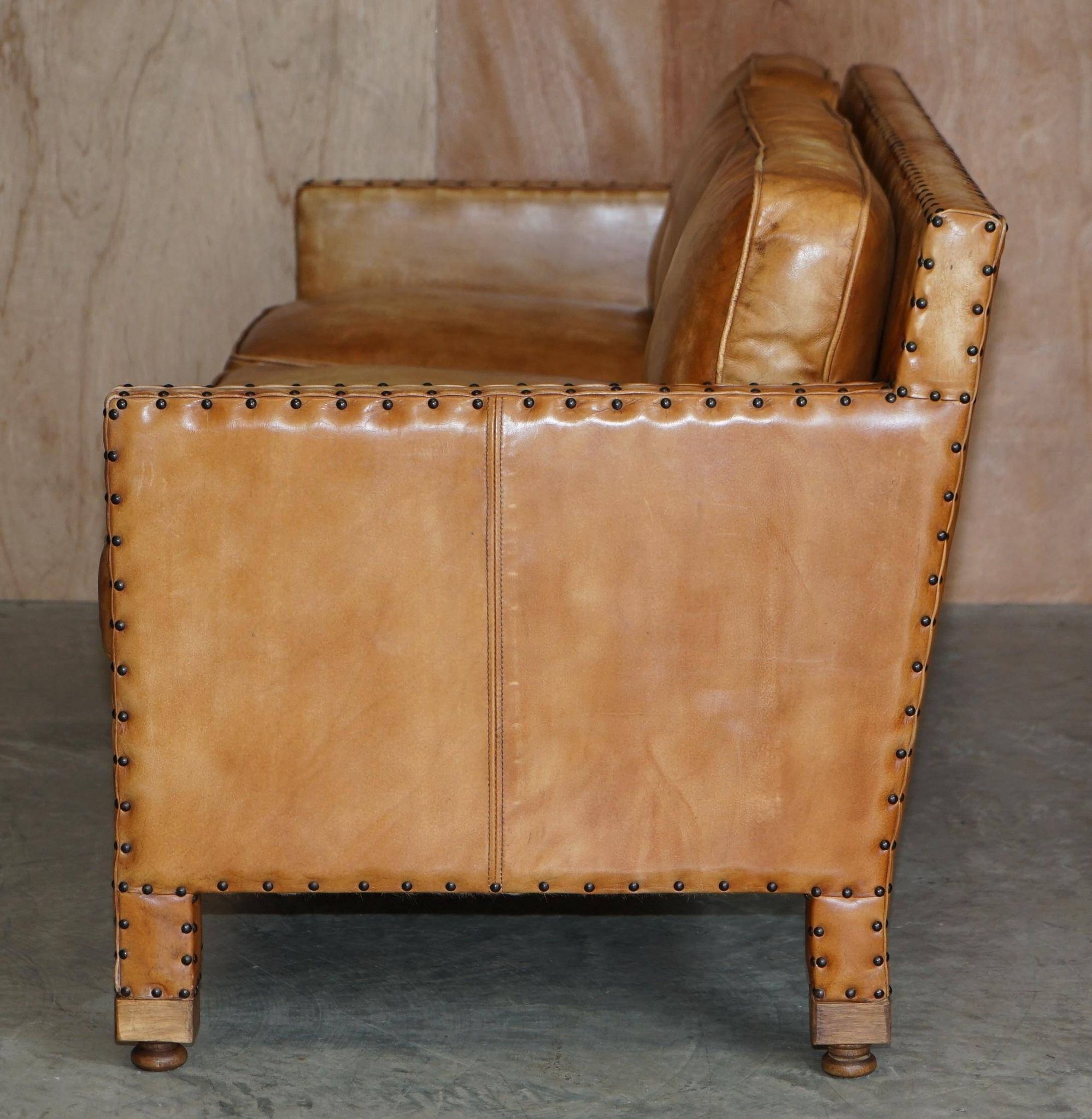 Three-seater leather canapé in Edwardian style with studs.
