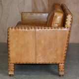 Three-seater leather canapé in Edwardian style with studs.