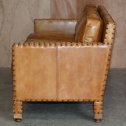 Three-seater leather canapé in Edwardian style with studs.