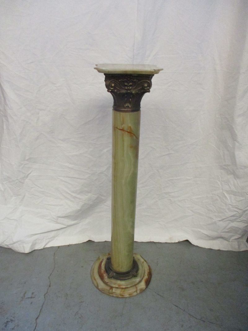 Sellette alabaster column and gold metal