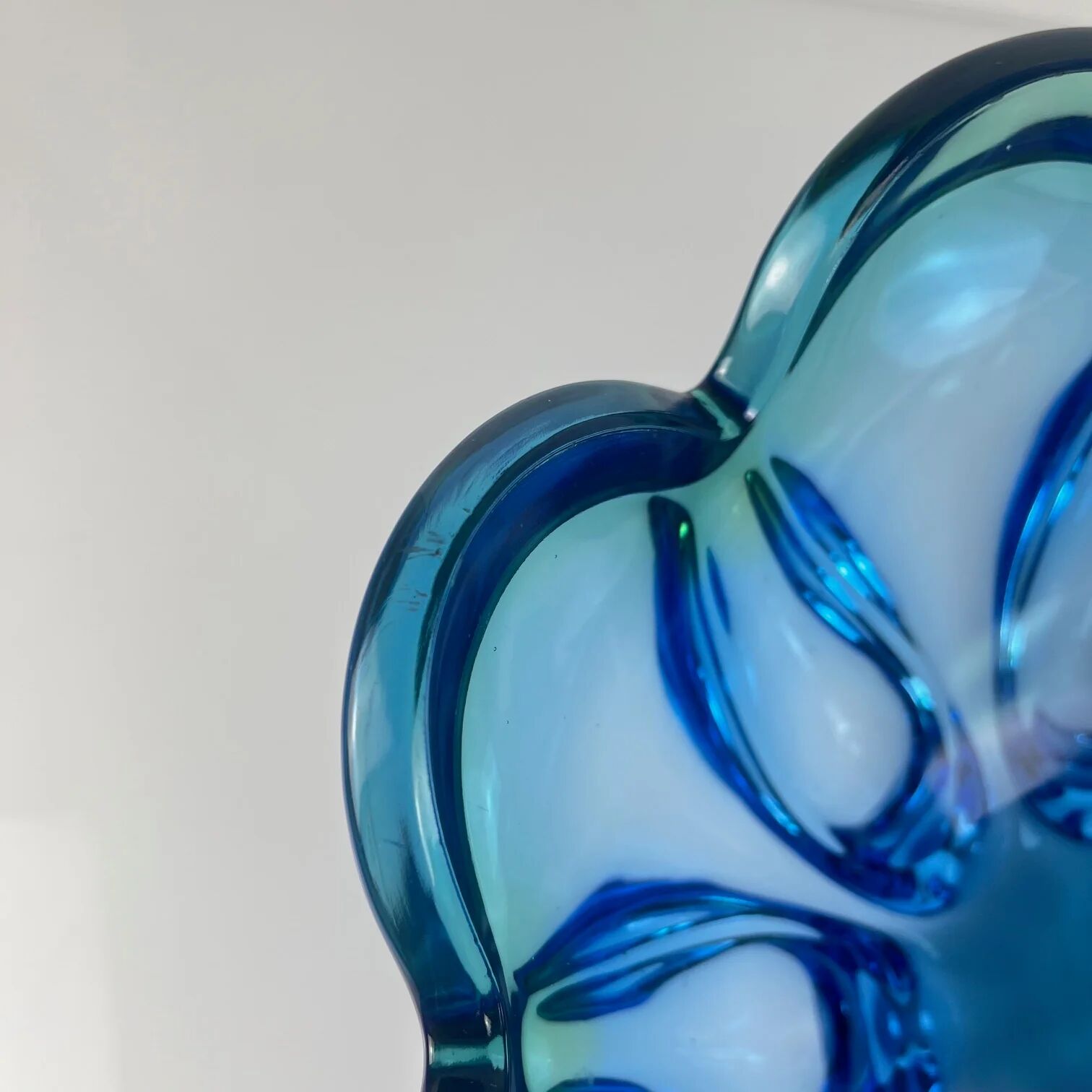 Coupe / grand vide poche en verre de Murano, forme fleur, dégradé vert - bleu, 1960
