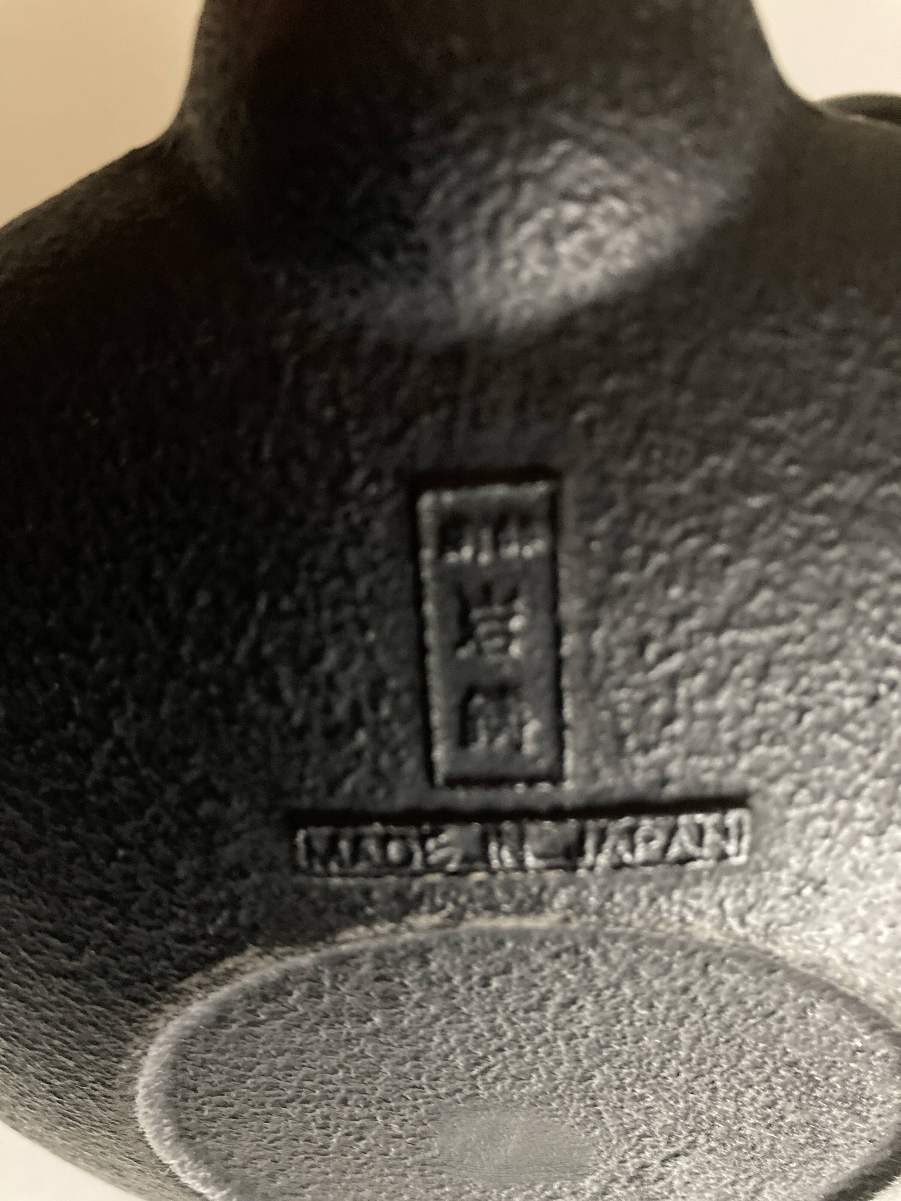 Théière ancienne en fonte japonaise Iwachu  0,5L noire