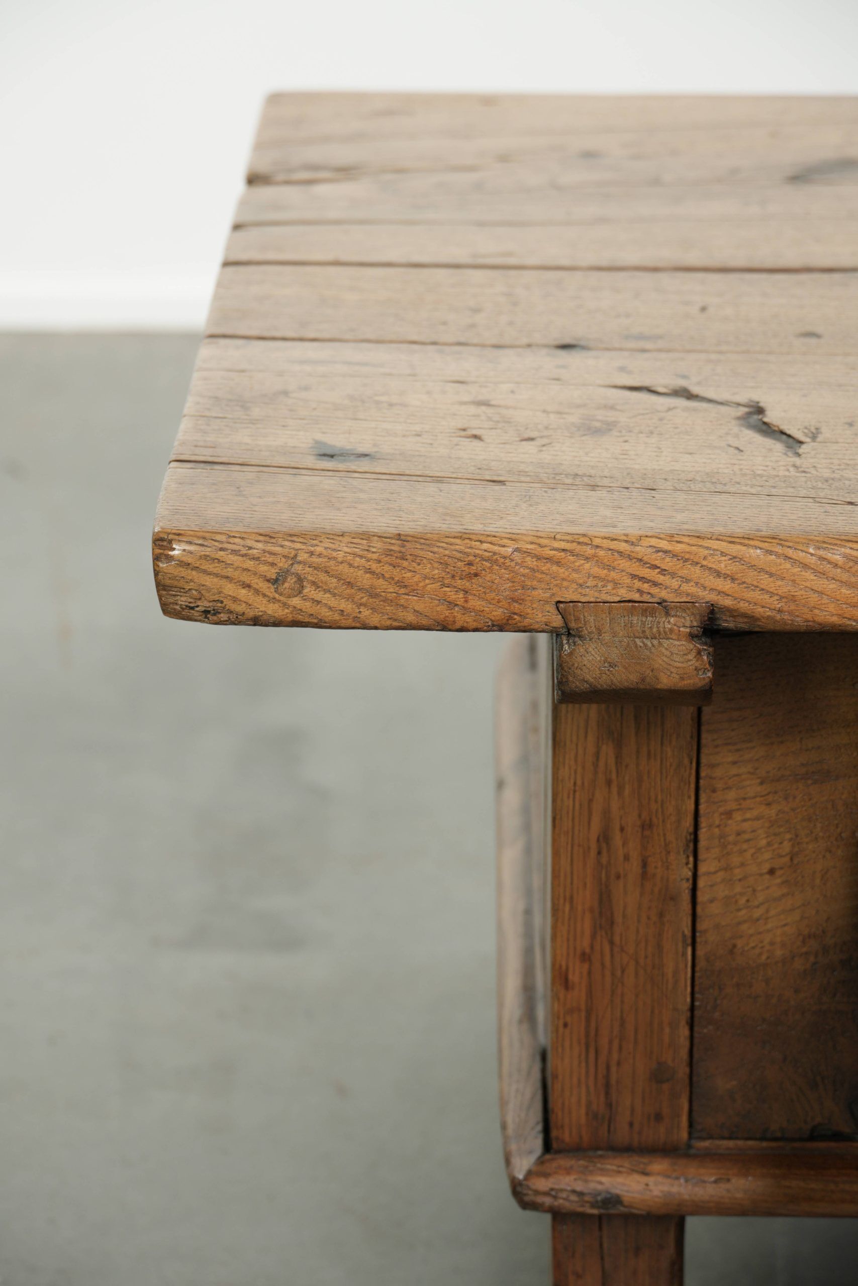 Antique 18th-century Southern European coffee table made of chestnut wood