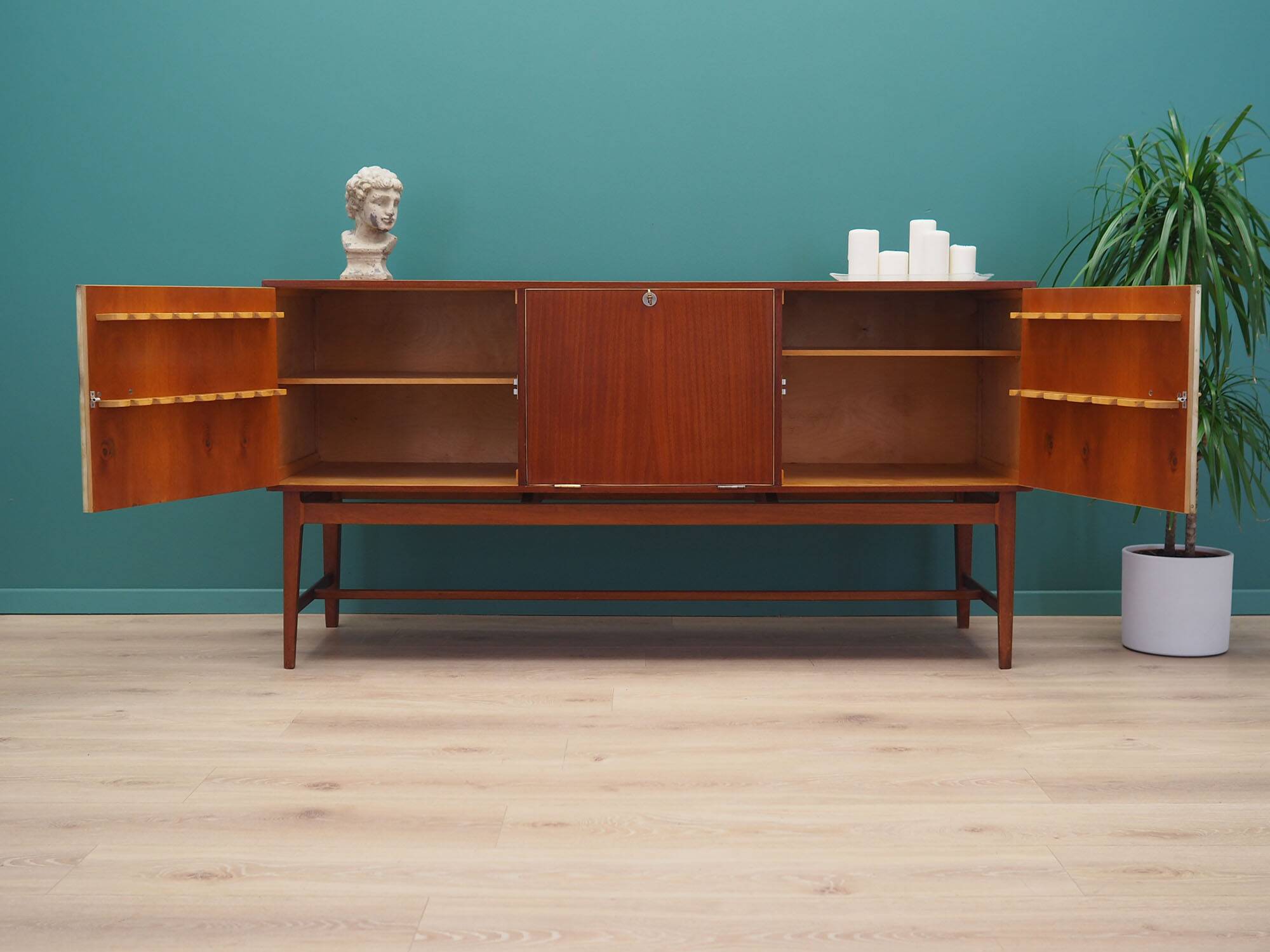 Enfilade en acajou, design danois, années 1970, production : Danemark