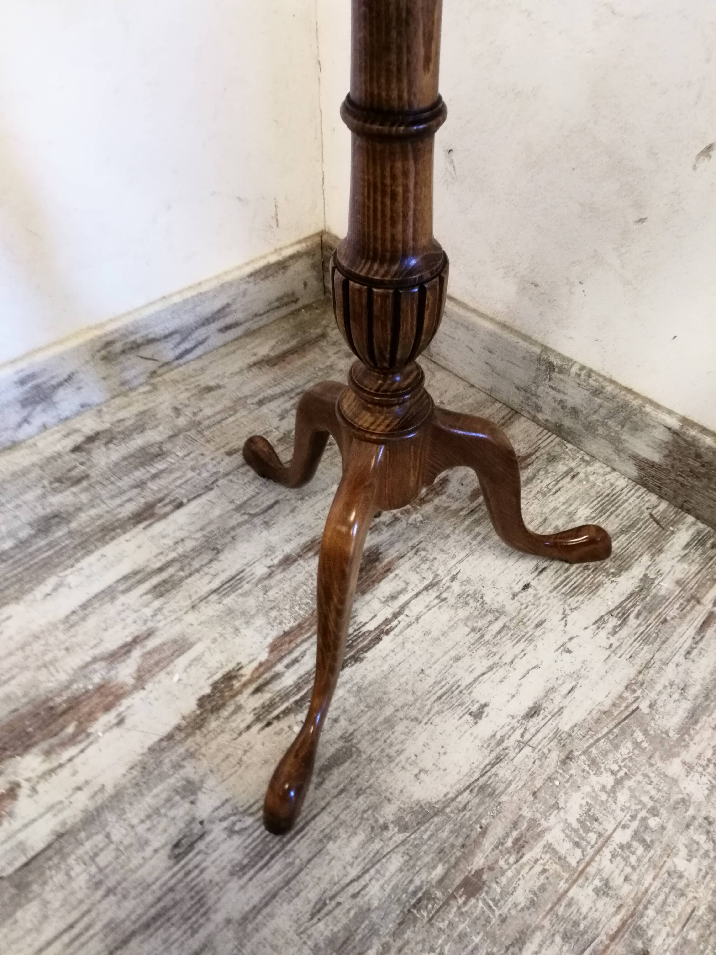 Wooden pedestal table