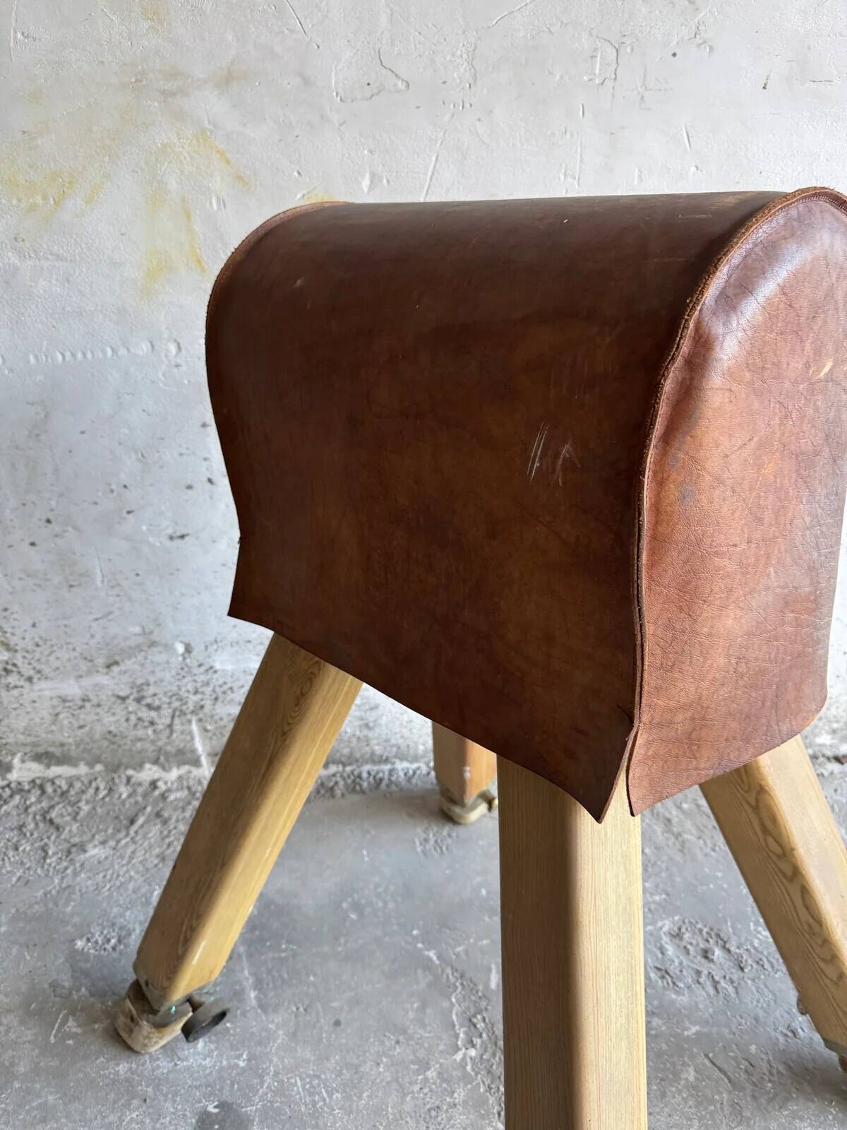 Cheval d'arçons belge vintage des années 1960 — coffre en cuir marron sur pieds en bois naturel