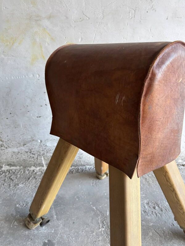 Cheval d'arçons belge vintage des années 1960 — coffre en cuir marron sur pieds en bois naturel