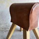 Cheval d'arçons belge vintage des années 1960 — coffre en cuir marron sur pieds en bois naturel