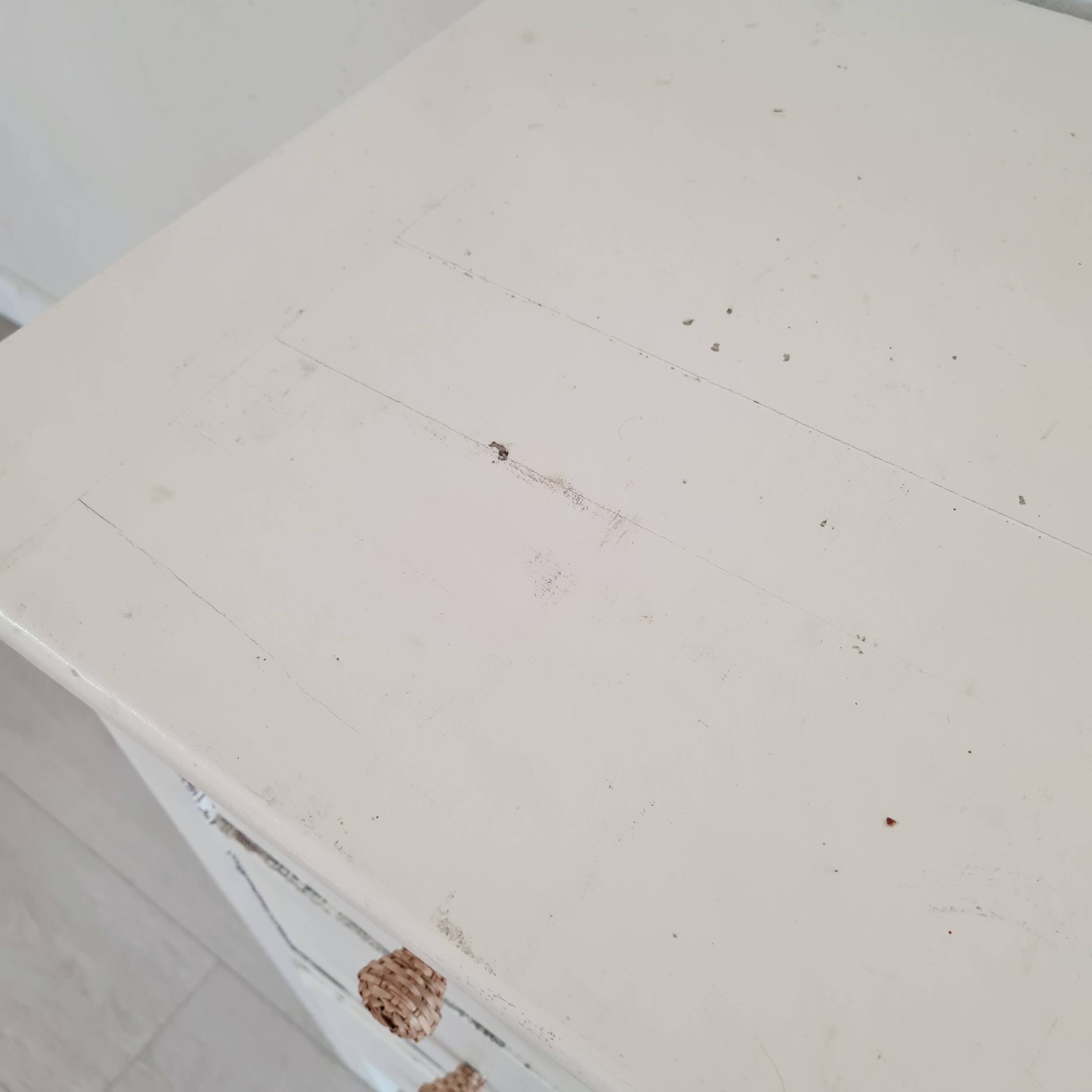 Old white wooden chest of drawers