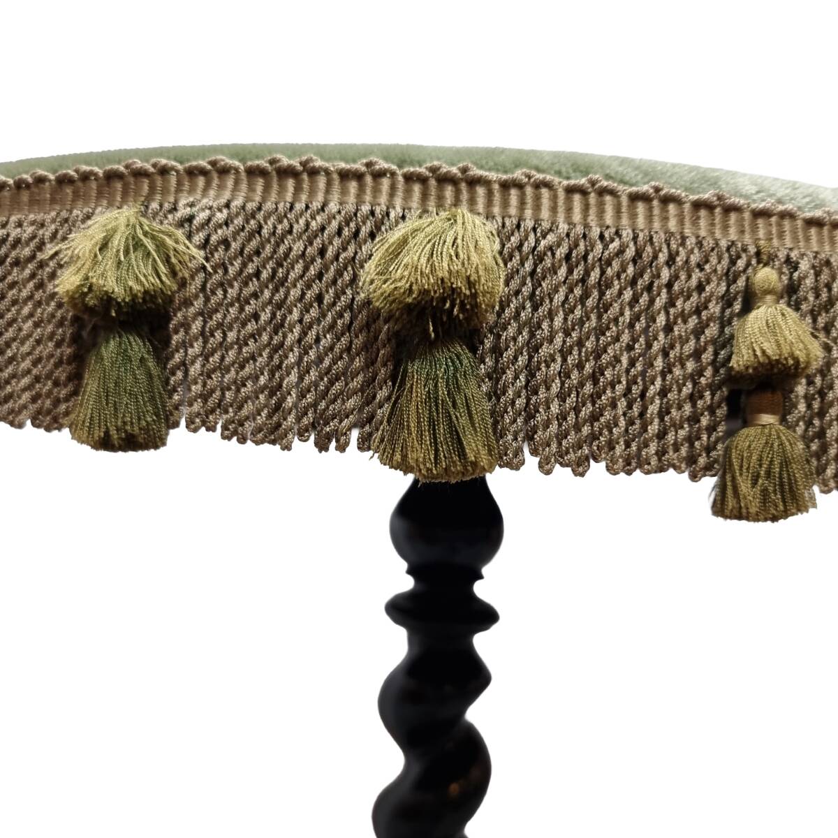 Table française ancienne avec velours et franges, fin du XIXe siècle