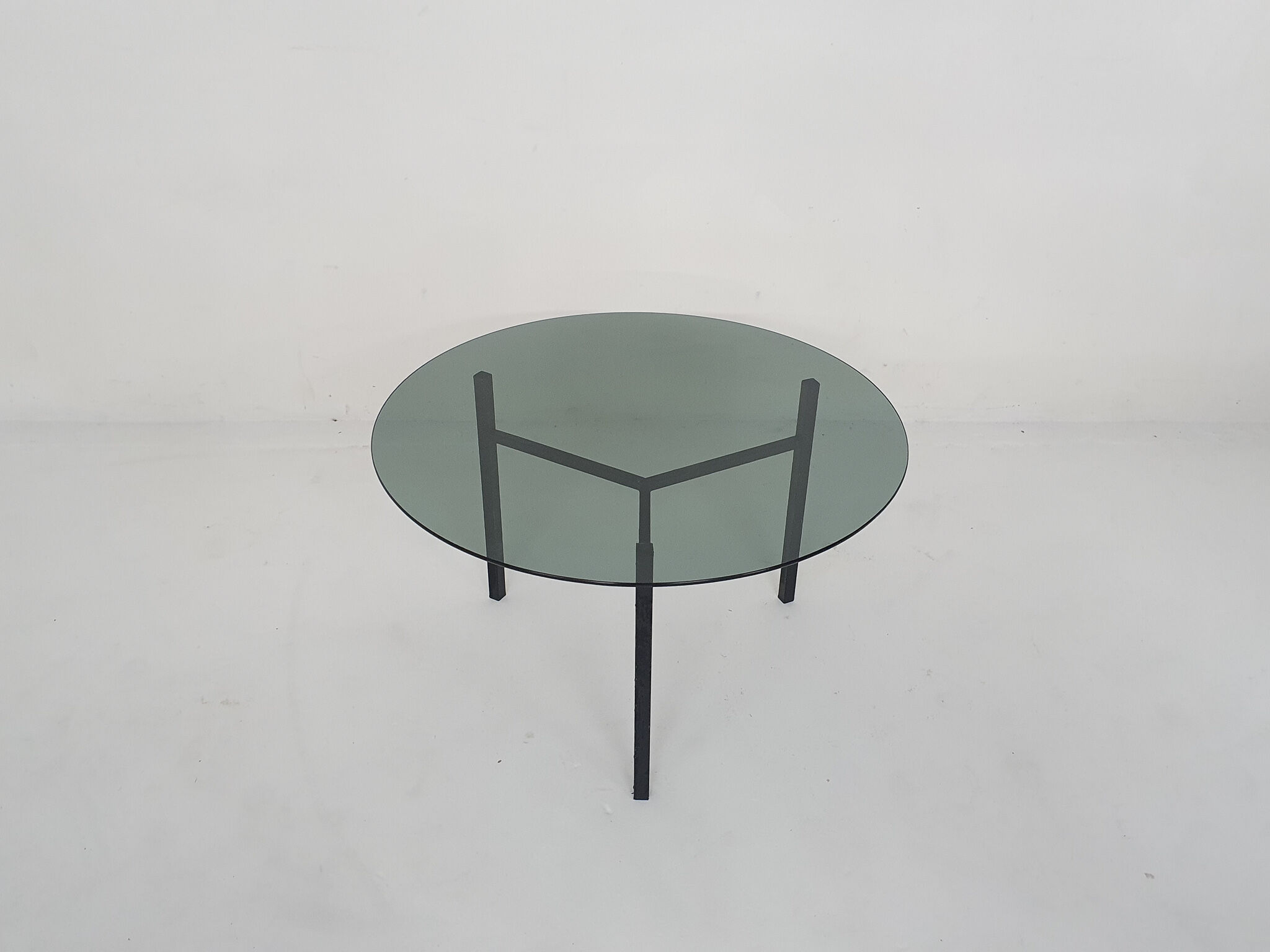 Table basse ronde en verre et en métal Pays-Bas des années 1960