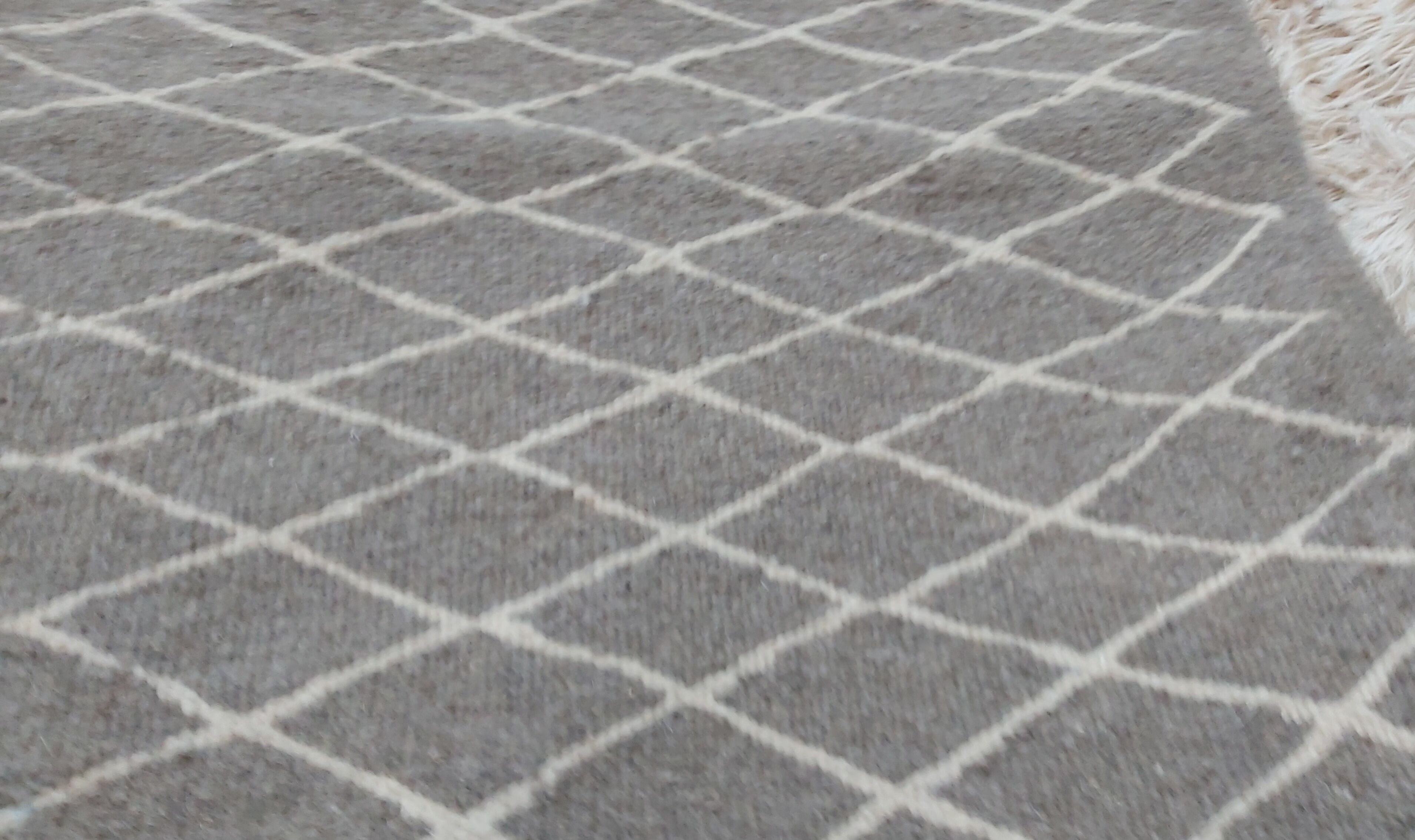 Traditional grey and white berber carpet 200x150cm