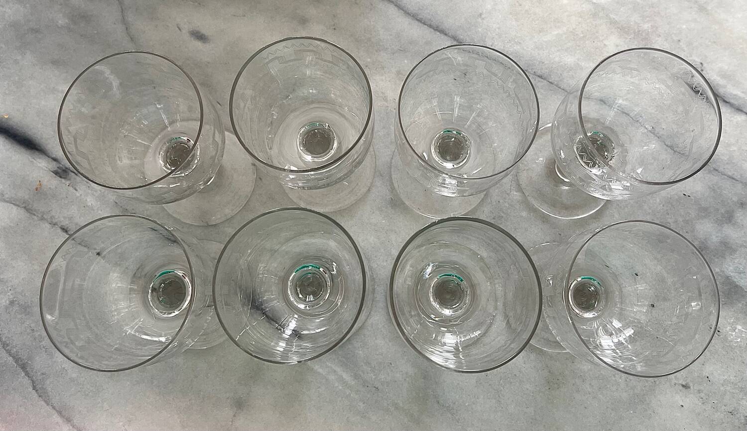 8 verres à vin sur pieds
