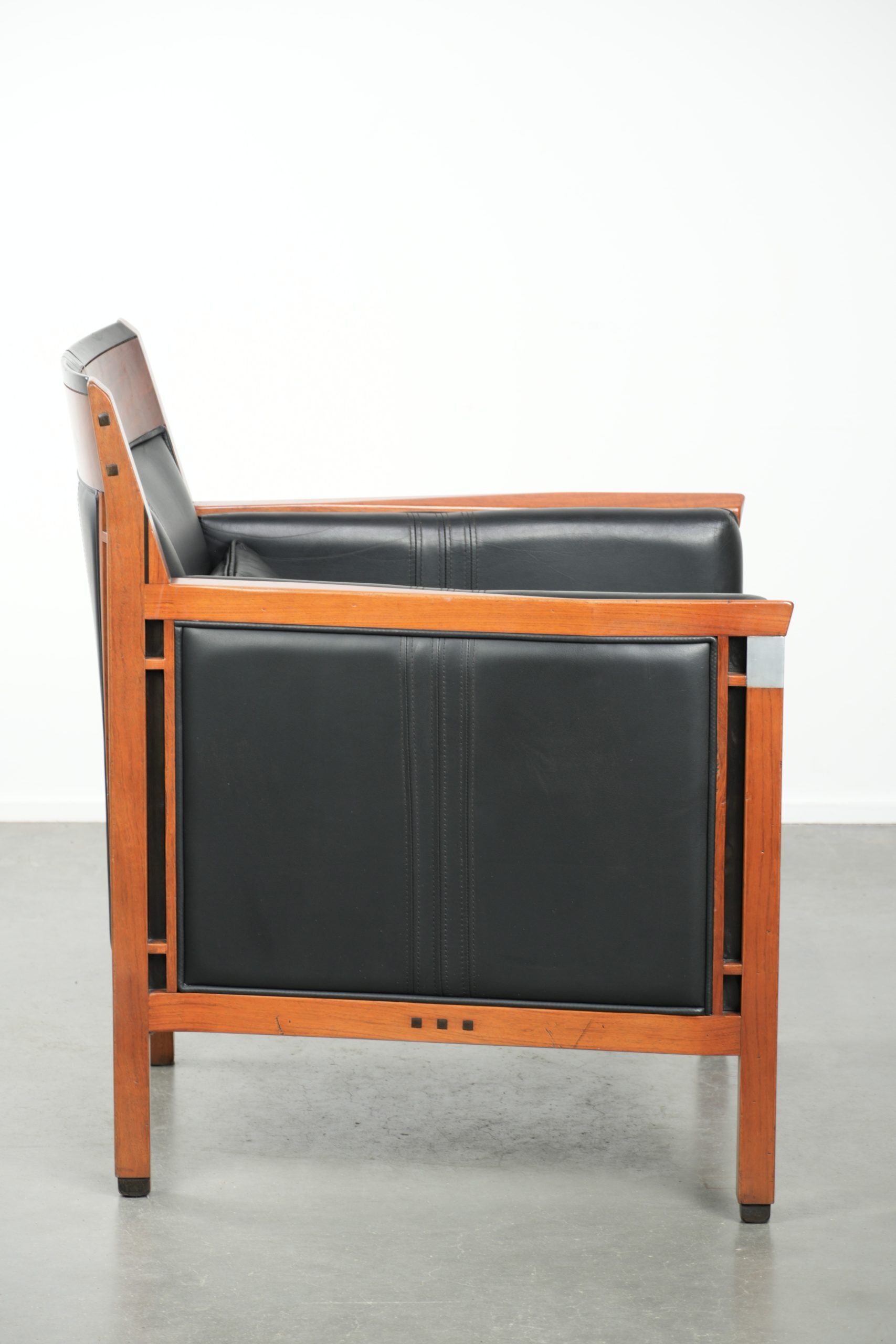 Fauteuil en cuir noir de style Art Déco en bon état.
